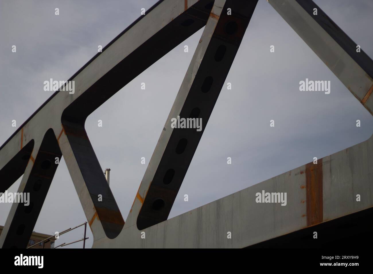 Brückenstab. Dreieck der Tragkonstruktion der Brücke. Stahlfachwerk robuste Konstruktion. Einzelheiten zur Verkehrsarchitektur. Stockfoto