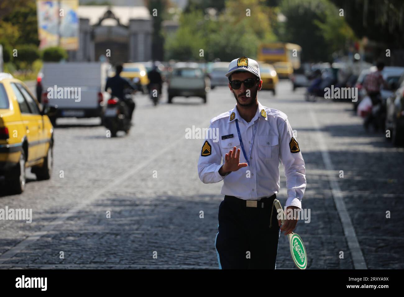 26. September 2023, Teheran, Iran: Ein iranischer Verkehrspolizist wird auf dem Baharestan-Platz in der Innenstadt von Teheran gesehen. Traffic Police of NAJA, abgekürzt RAHVAR, ist eine Strafverfolgungsbehörde im Iran, die für Verkehrsschutz und Autobahnpatrouille zuständig ist. (Bild: © Rouzbeh Fouladi/ZUMA Press Wire) NUR REDAKTIONELLE VERWENDUNG! Nicht für kommerzielle ZWECKE! Stockfoto