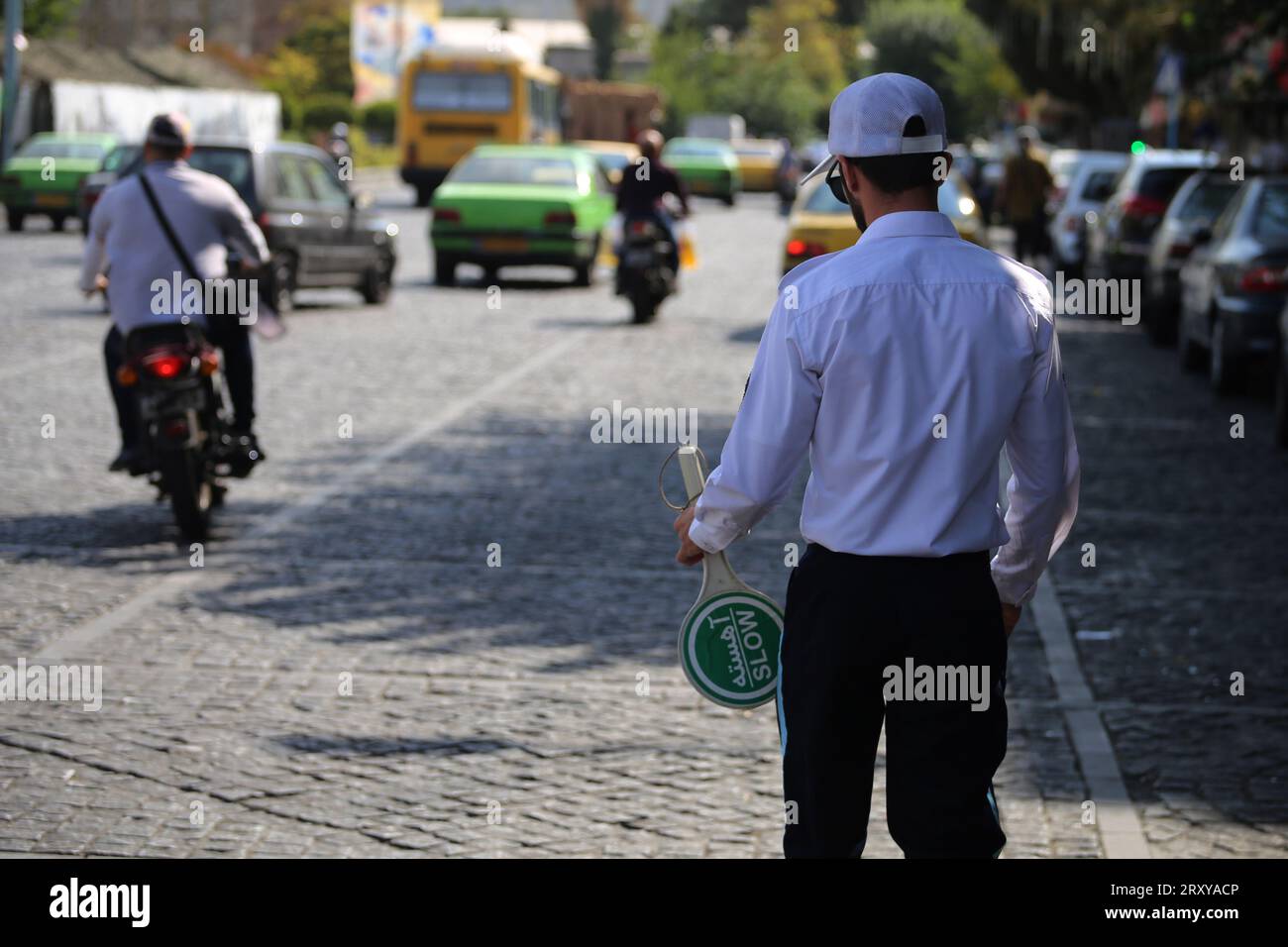 26. September 2023, Teheran, Iran: Ein iranischer Verkehrspolizist wird auf dem Baharestan-Platz in der Innenstadt von Teheran gesehen. Traffic Police of NAJA, abgekürzt RAHVAR, ist eine Strafverfolgungsbehörde im Iran, die für Verkehrsschutz und Autobahnpatrouille zuständig ist. (Bild: © Rouzbeh Fouladi/ZUMA Press Wire) NUR REDAKTIONELLE VERWENDUNG! Nicht für kommerzielle ZWECKE! Stockfoto