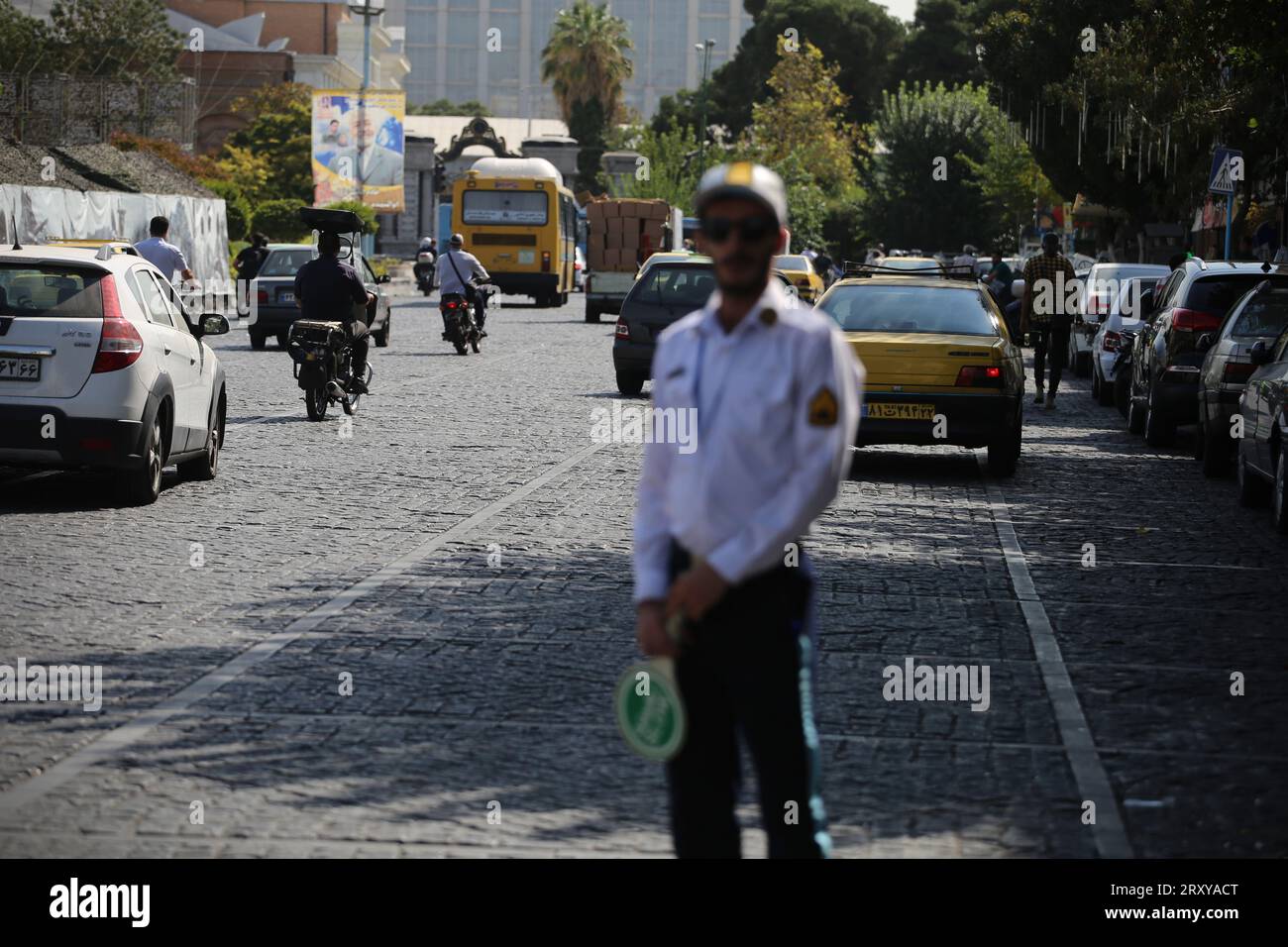 26. September 2023, Teheran, Iran: Ein iranischer Verkehrspolizist wird auf dem Baharestan-Platz in der Innenstadt von Teheran gesehen. Traffic Police of NAJA, abgekürzt RAHVAR, ist eine Strafverfolgungsbehörde im Iran, die für Verkehrsschutz und Autobahnpatrouille zuständig ist. (Bild: © Rouzbeh Fouladi/ZUMA Press Wire) NUR REDAKTIONELLE VERWENDUNG! Nicht für kommerzielle ZWECKE! Stockfoto