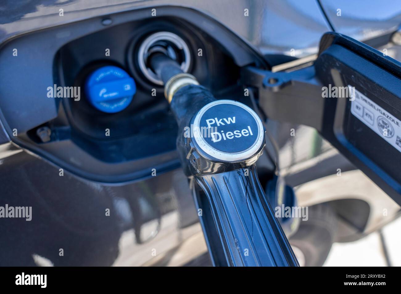 Dieselfahrzeug wird mit Dieselkraftstoff betankt, Tankstelle, Stockfoto