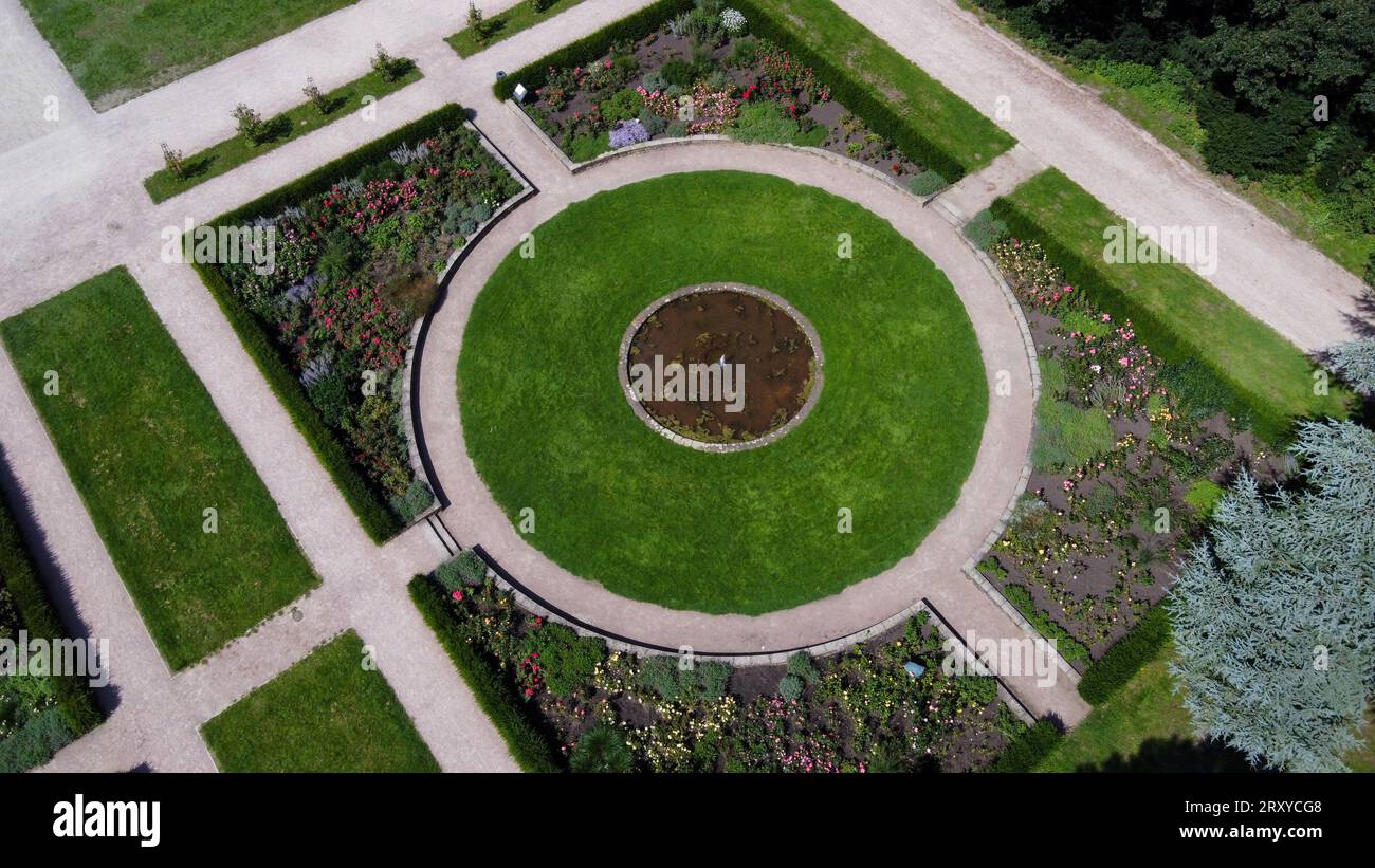 Drone Point of View auf Blumenbeet im Stadtpark im August - fantastische Natur der großen Stadt Hamburg. Kleiner Springbrunnen in der Mitte Stockfoto