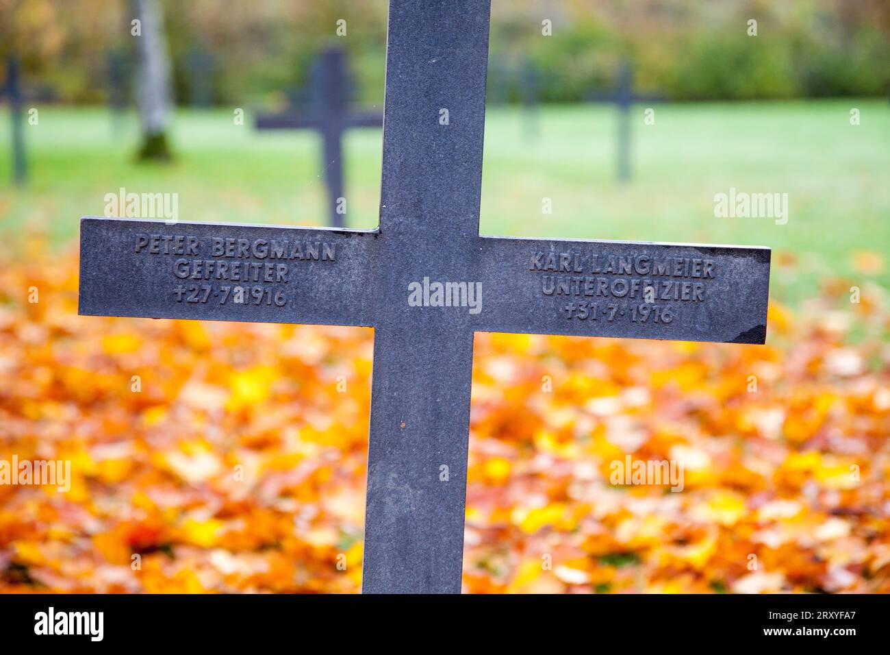 Deutscher Militärfriedhof Hautecourt, Verdun, Frankreich, mit Gräberlinien, die durch schwarze Kreuze gekennzeichnet sind Stockfoto