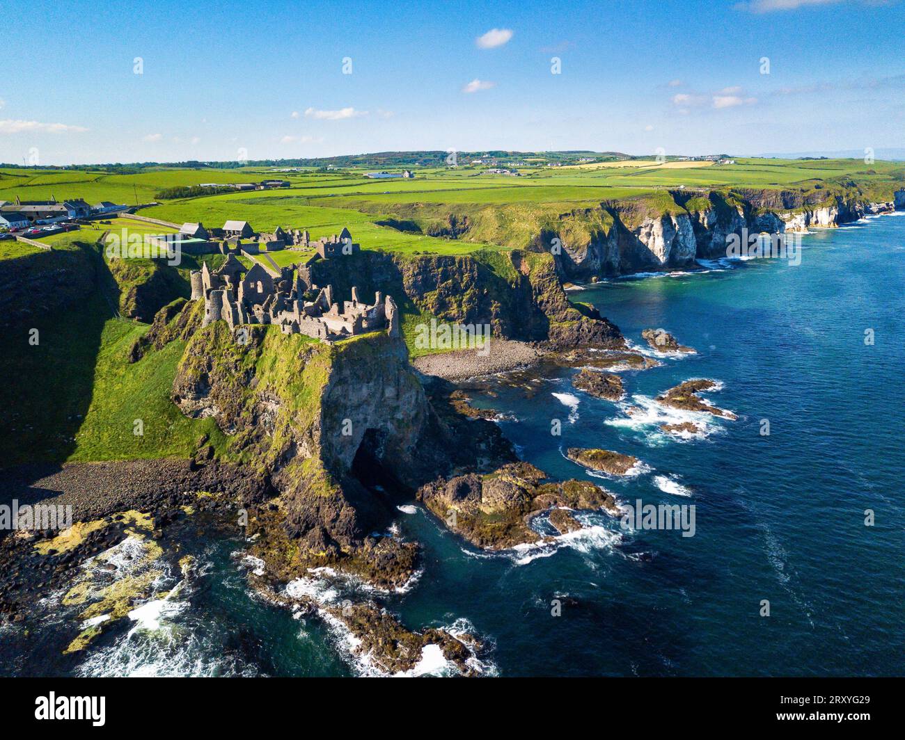 Luftaufnahmen von Dunluce Castle und der Küste von North Antrim bei White Rocks, Portrush, County Antrim, Nordirland Stockfoto