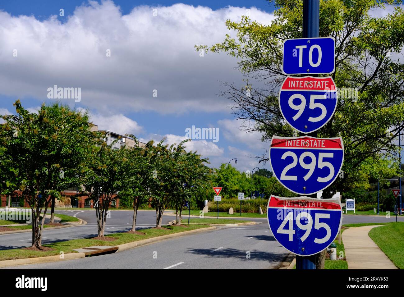 Autobahnschilder zu den Interstates 95, 295 und 495 in der Nähe von Washington, D.C. Stockfoto