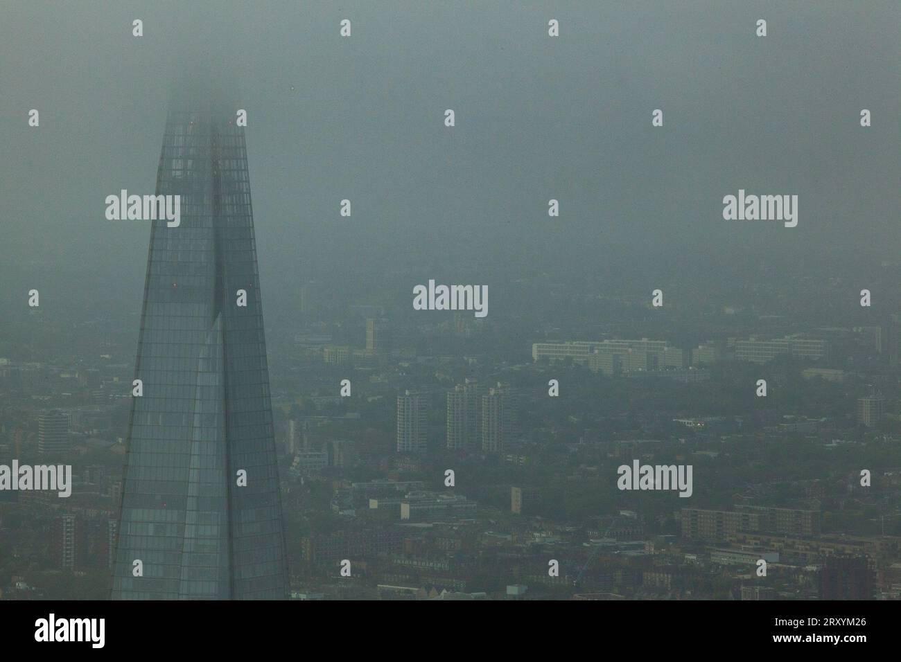 London, UK, 27. September 2023: A View of the Shard in early Morning Mist, genommen von Horizon 22, einem neuen, freien Aussichtspunkt, der heute eröffnet wurde. Von Bishopsgate in der City of London aus ist der Aussichtspunkt im 58. Stock in einem Gebäude im Besitz von AXA der höchste freie Aussichtspunkt in Europa. Anna Watson/Alamy Live News Stockfoto