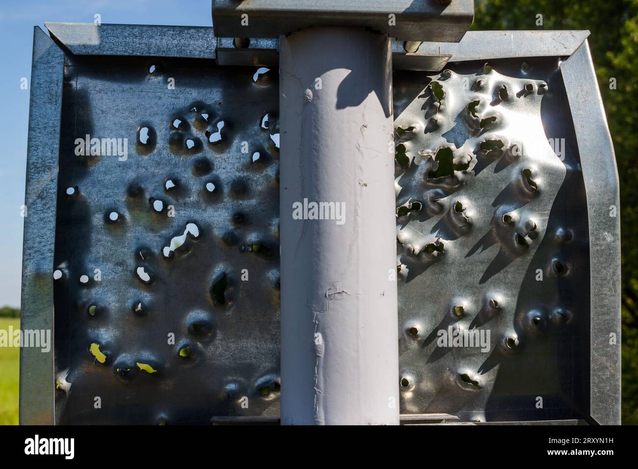 Metallschild vom Schrotflintenschuss, Löcher im Metall ausbrechen Stockfoto