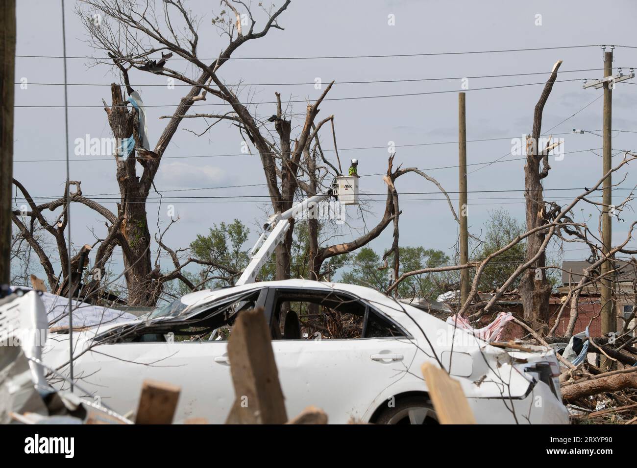 Rollgabel, Vereinigte Staaten von Amerika. 12. April 2023. Die Folgen von Häusern und Fahrzeugen, die Wochen nach einem EF4-Tornado, der am 12. April 2023 in Rolling Fork, Mississippi, durch Trümmer zerstört wurden. Der gewaltige Tornado zerstörte den größten Teil von Rolling Fork, tötete 17 Menschen und verletzte am 24. März mindestens 165 weitere. Lance Cheung/USDA Media/Alamy Live News Stockfoto