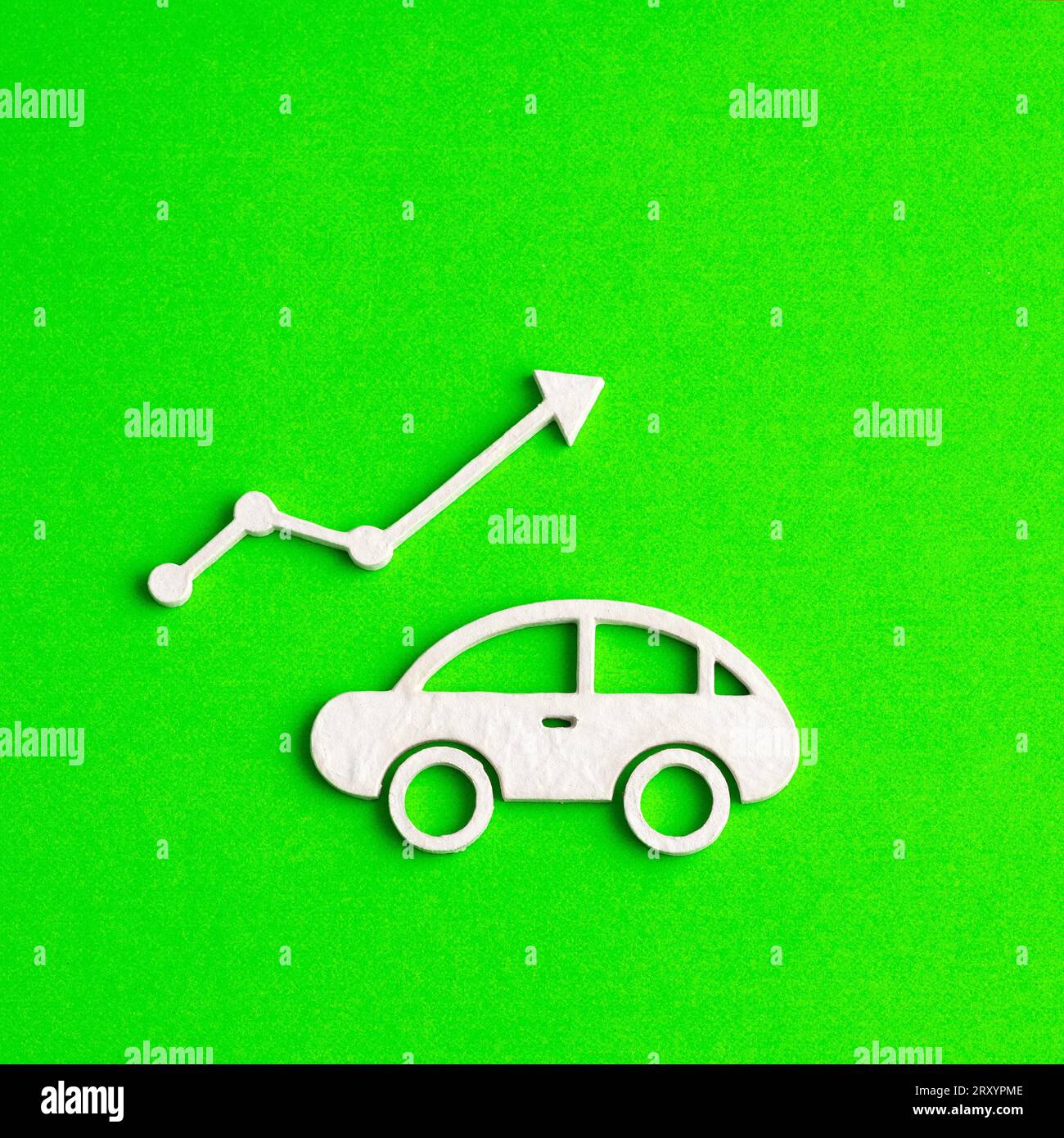 Steigende Wartungskosten – Fahrzeugsymbol mit Pfeil nach oben auf grünem Hintergrund Stockfoto