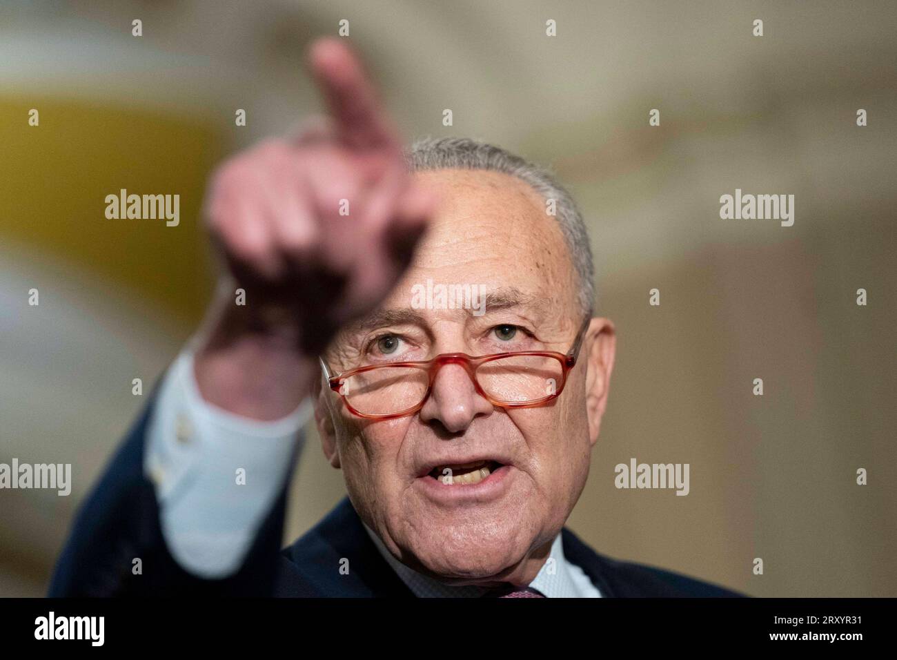 Der Mehrheitsführer des Senats, Chuck Schumer, D-NY, stellt Fragen während einer Pressekonferenz nach wöchentlichen Kaukusmittagsessen im US-Kapitol in Washington, DC am Mittwoch, den 27. September 2023. Foto von Bonnie Cash/UPI Stockfoto