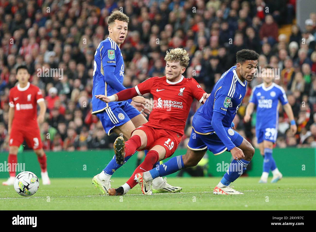 Harvey Elliott aus Liverpool (19) übergibt den Ball unter Druck. Carabao Cup, EFL Cup, Spiel der 3. Runde, Liverpool gegen Leicester City in Anfield in Liverpool am Mittwoch, den 27. September 2023. Dieses Bild darf nur zu redaktionellen Zwecken verwendet werden. Nur redaktionelle Verwendung, Lizenz für kommerzielle Nutzung erforderlich. Keine Verwendung bei Wetten, Spielen oder Veröffentlichungen eines einzelnen Vereins/einer Liga/eines einzelnen Spielers. pic von Chris Stading/Andrew Orchard Sports Photography/Alamy Live News Stockfoto