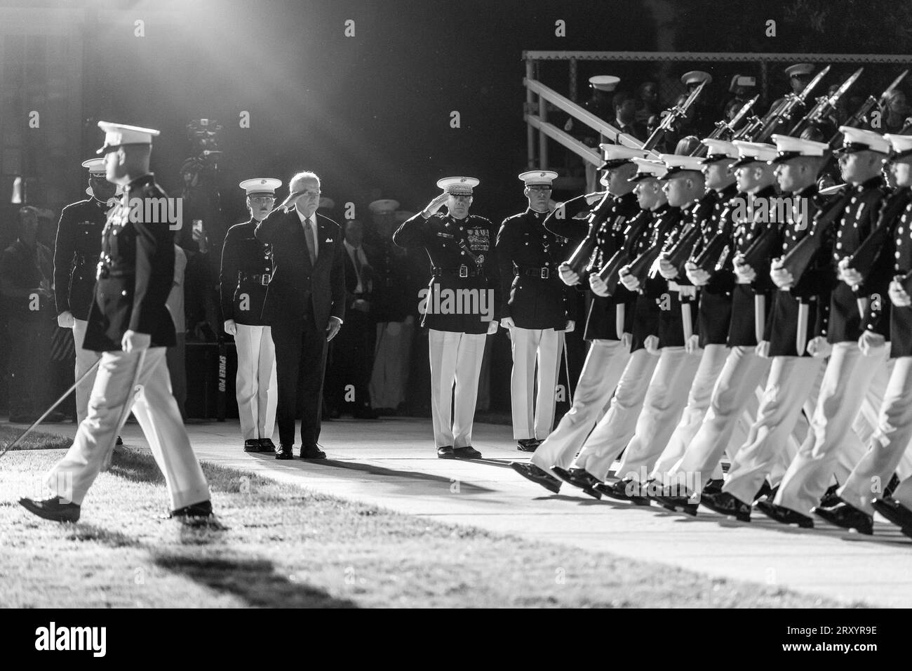 Juni 2023 - Washington, District of Columbia, USA - 2. Juni 2023 - Washington, District of Columbia, USA - Präsident Joe Biden nimmt an der Freitagabend-Parade in der Marine Barracks Washington, Freitag, 2. Juni 2023, in Washington, Teil, D.C (Bild: © Adam Schultz/White House/ZUMA Press Wire) NUR REDAKTIONELLE VERWENDUNG! Nicht für kommerzielle ZWECKE! Stockfoto