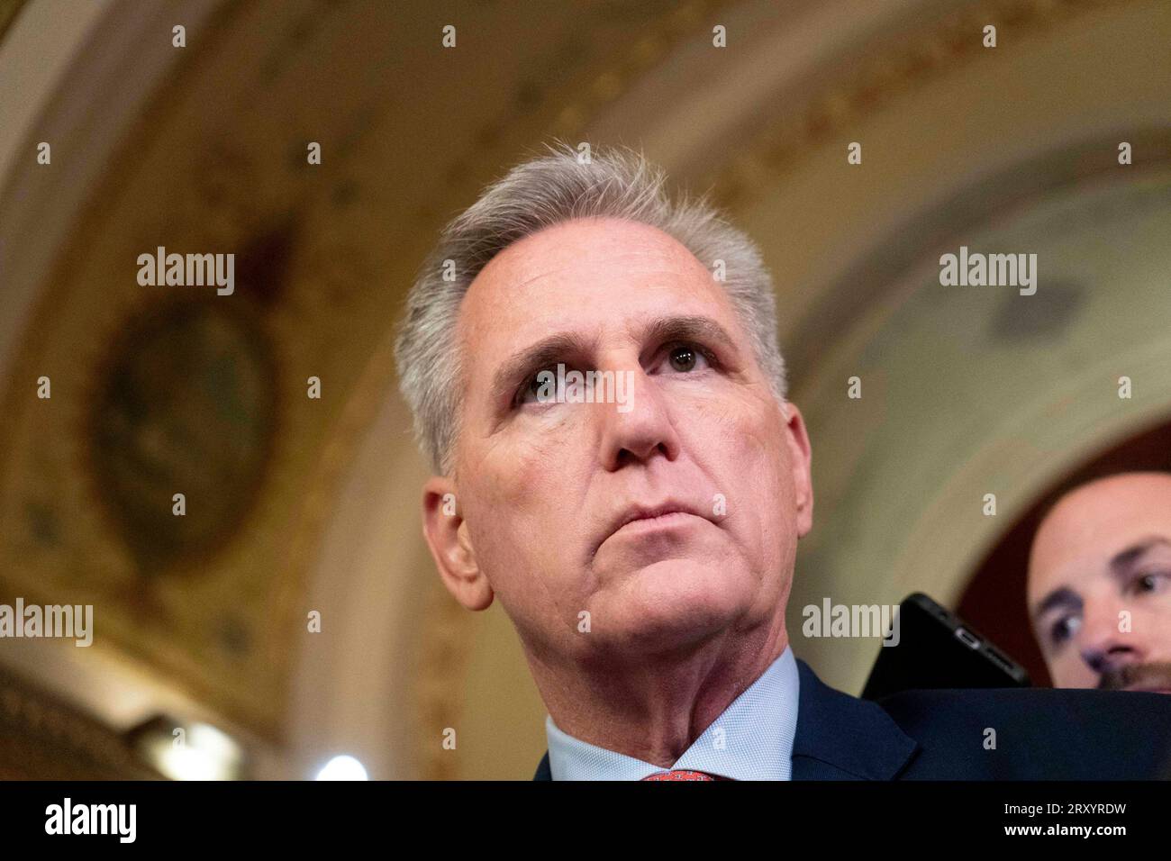 Der Sprecher des Repräsentantenhauses Kevin McCarthy, R-CA, spricht mit der Presse, bevor er am Mittwoch, den 27. September 2023, in die Kammer des Repräsentantenhauses im US-Kapitol in Washington, DC eintrat. Foto von Bonnie Cash/UPI Stockfoto