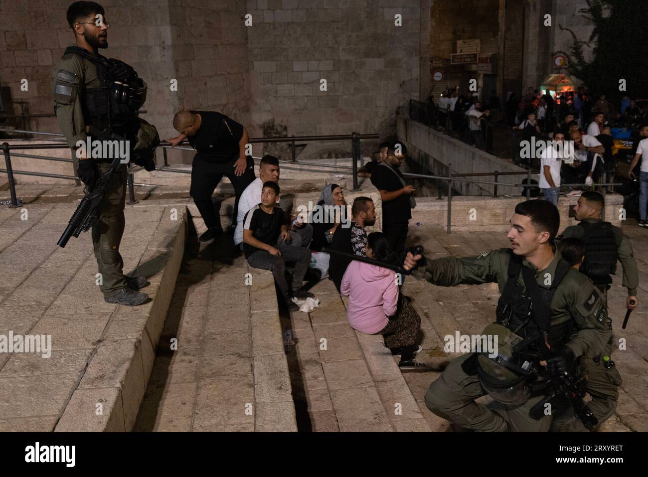 Der israelisch-palästinensische Konflikt die israelische Polizei unterdrückte diejenigen, die den Jahrestag der Geburt des Propheten Mohammed in Jerusalem feiern, als die Polizei begann, die Palästinenser anzugreifen, die sich im Damaskustor versammelten, indem sie Clubs benutzten und sieben Kinder verhafteten. Am 27. September 2023 Foto von faiz abu rmeleh Copyright: XSAEEDxQAQx 0G6A7313 copy Stockfoto