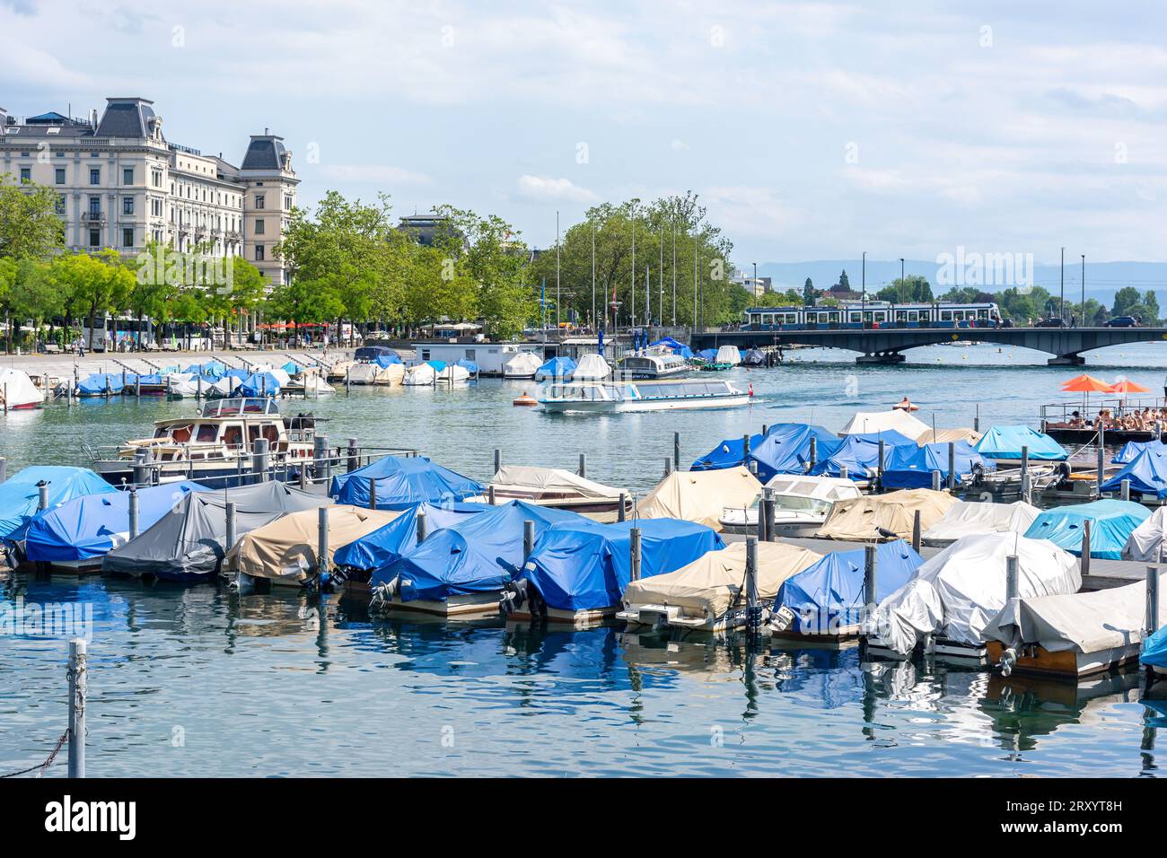 Bootstour auf dem Fluss Limmat, Altstadt, Stadt Zürich, Zürich, Schweiz Stockfoto