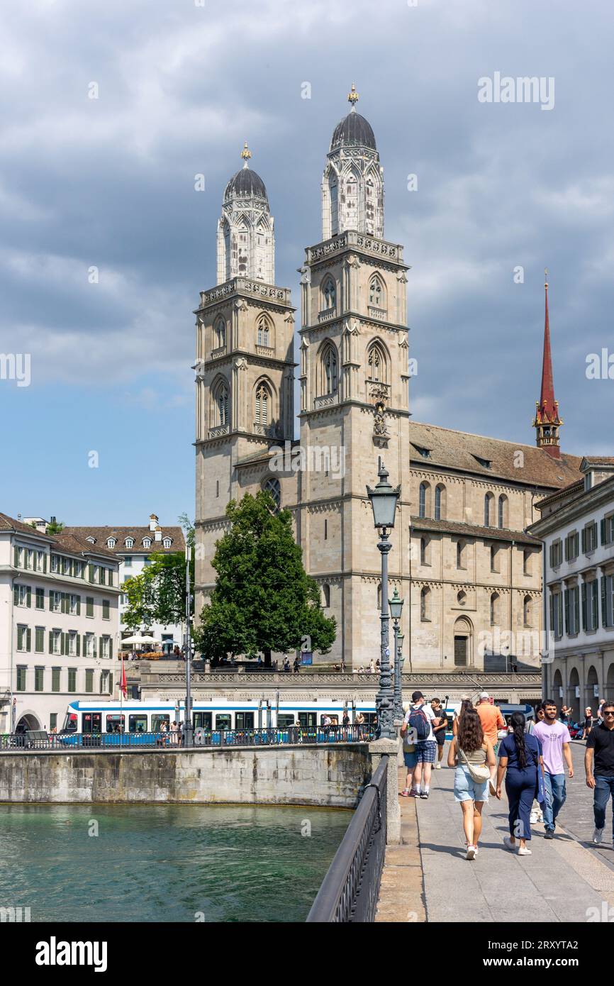 Grossmünster-Kirche über Münsterbrücke, Altstadt, Stadt Zürich, Zürich, Schweiz Stockfoto