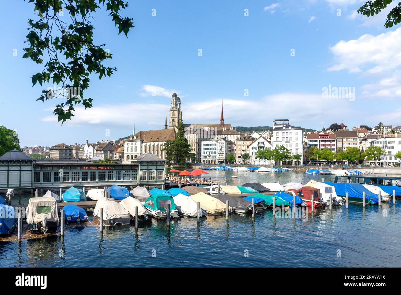 Die Altstadt und die Limmat ab Stadthausquai, Stadt Zürich, Zürich, Schweiz Stockfoto