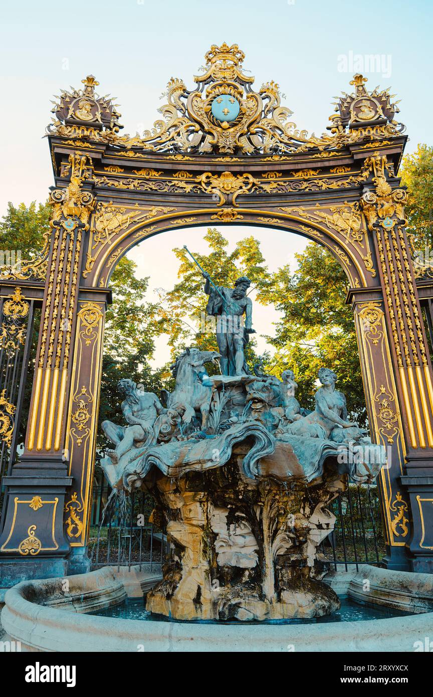 Neptunbrunnen am Place Stanislas in Nancy, Frankreich, Departement Lothringen, goldenes Tor Stockfoto