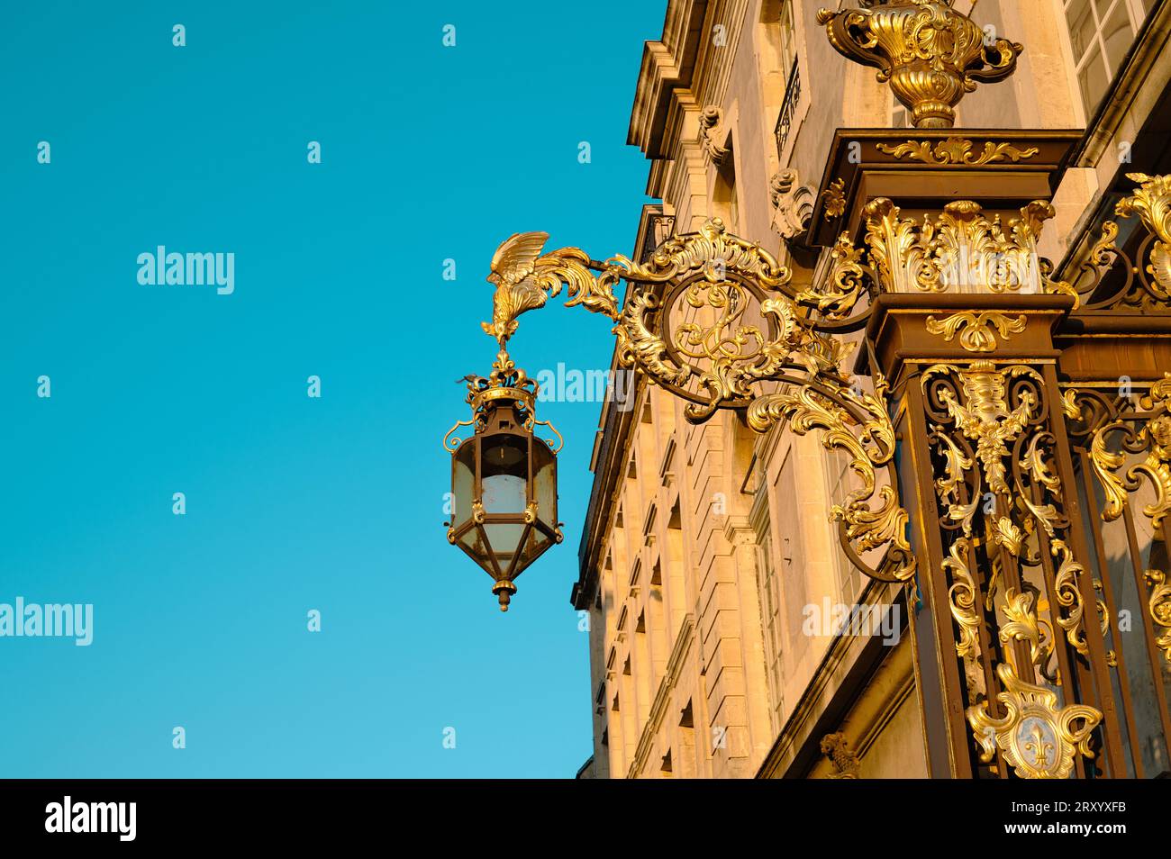 Laterne vom Place Stanislas in Nancy, Frankreich, goldene Straßenlaterne im Departement Lorraine Stockfoto