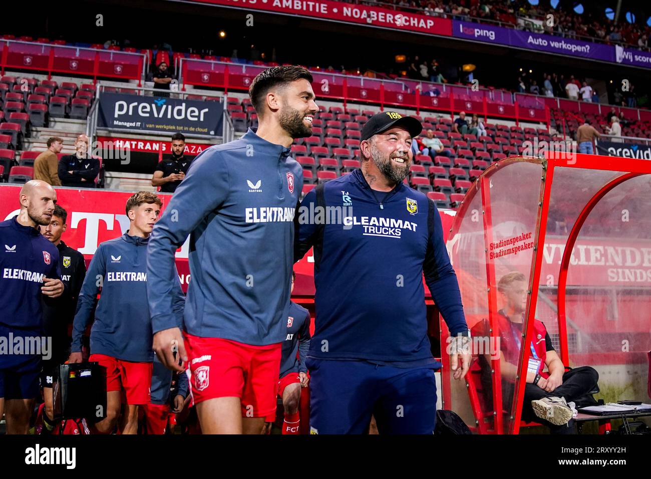 ENSCHEDE, NIEDERLANDE - SEPTEMBER 27: Robin Propper vom FC Twente und Assistant Coach Theo Janssen von Vitesse interagieren während des niederländischen Eredivisie-Spiels zwischen FC Twente und Vitesse am 27. September 2023 in Enschede, Niederlande (Foto: Rene Nijhuis/Orange Pictures) Stockfoto