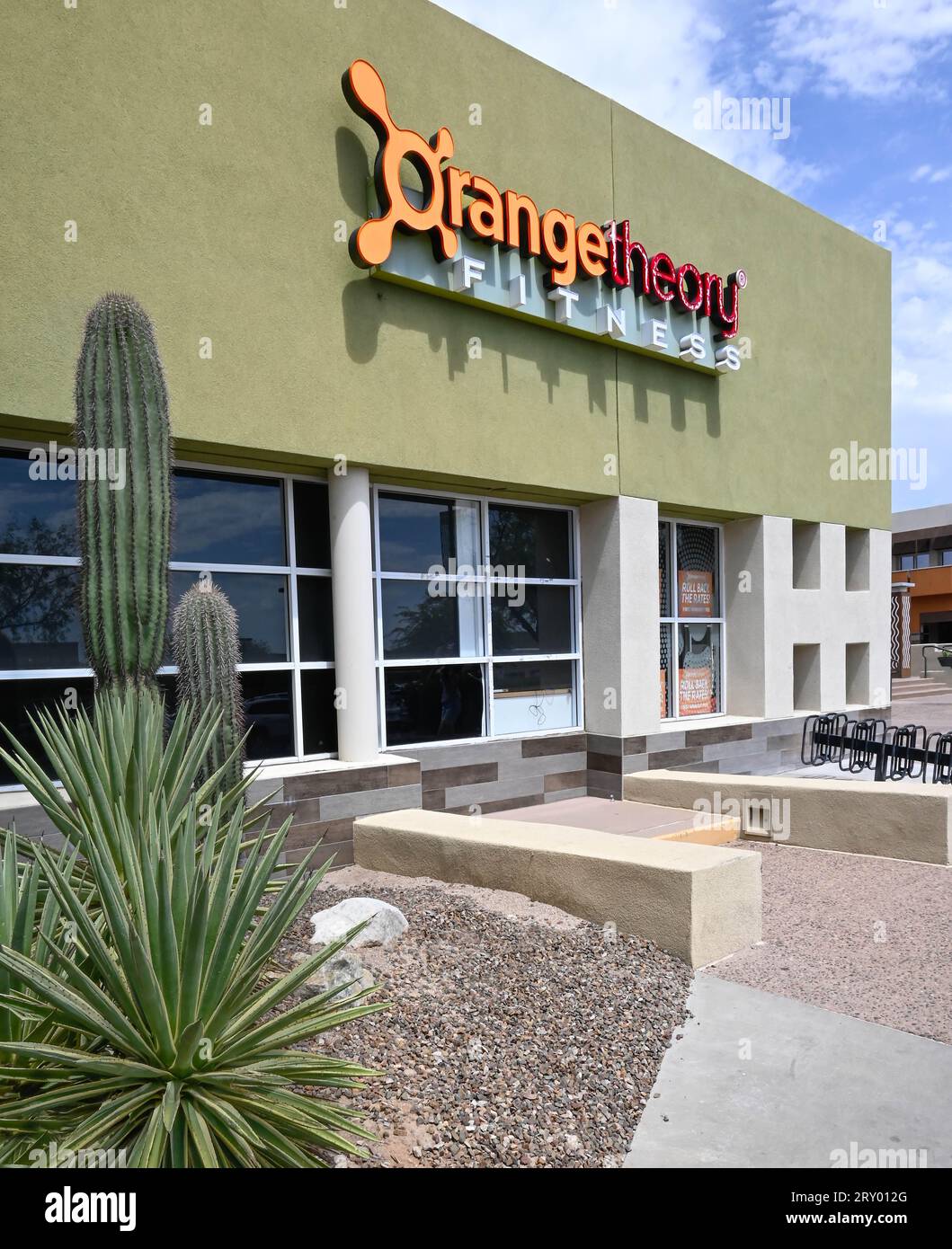Blick auf den Eingang des Orange Theory Fitness Fitnessstudios mit Kakteen-Pflanzen im modernen River Road-Viertel am Fuße von Tucson, Arizona Stockfoto