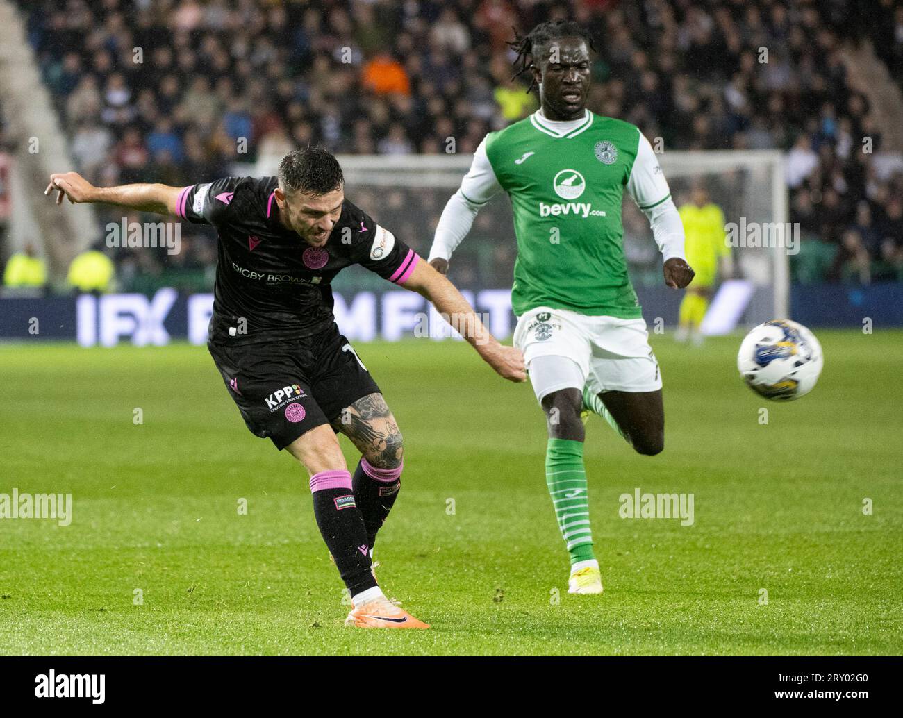 Scottish League Cup Viertelfinale - Hibernian FC gegen St Mirren FC 27/09/2023 St. Mirren Mittelfeldspieler Greg Kiltie schießt ins Tor, während Hibernian im Scottish League Cup Viertelfinale im Easter Road Stadium, Edinburgh, UK, gegen St Mirren antritt Stockfoto