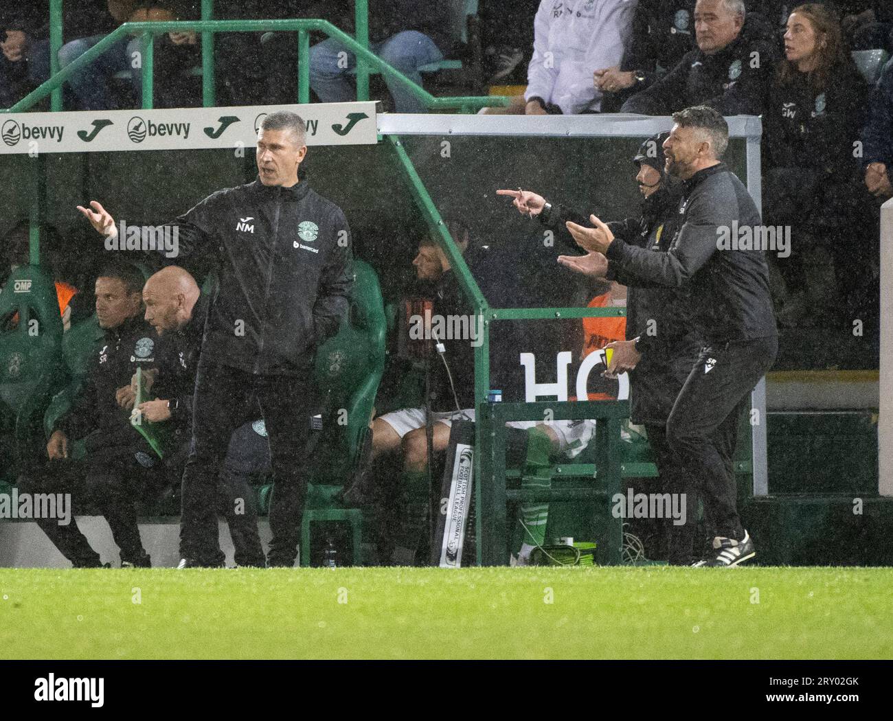 27/09/2023 Hibs’ Head Coach Nick Montgomery und Stephen Robinson, der Manager von St. Mirren, als Hibernian gegen St. Mirren im Viertelfinale des Scottish League Cup im Easter Road Stadium in Edinburgh antrat. Credit: Ian Jacobs Stockfoto