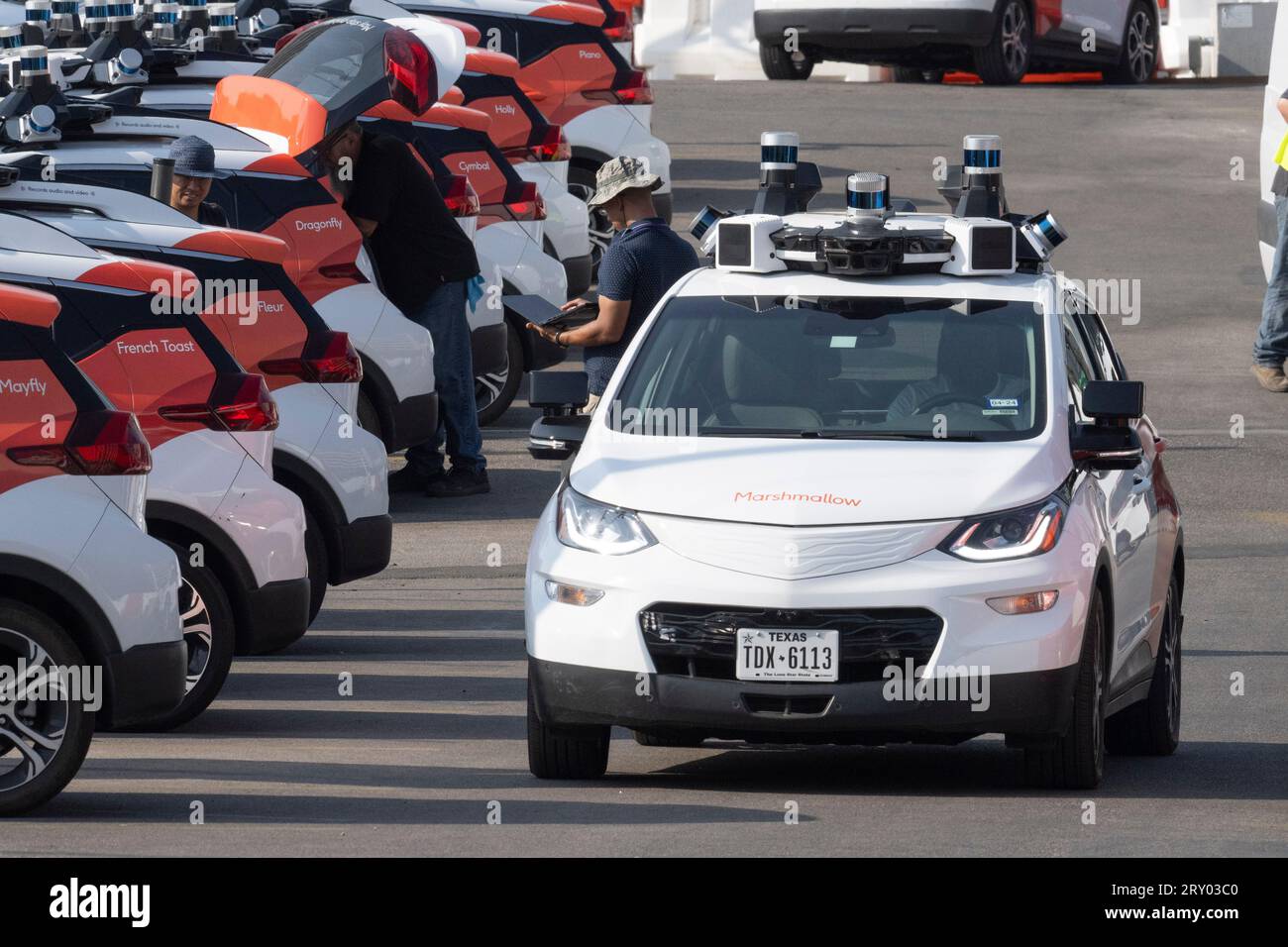 31. August 2023, Austin, Texas, USA: Eine große Flotte autonomer Cruise Vehicles (AV's) durchläuft strenge Tests mit täglichen Fahrten von einem Parkplatz in der Innenstadt von Austin. Das Mehrheitsunternehmen von General Motors (GM) hat mehr als 300 Fahrzeuge in Austin, Phoenix und San Francisco im Einsatz, da es auf dem Markt für autonome Fahrgeschäfte landesweit Einnahmen erzielen will. (Bild: © Bob Daemmrich/ZUMA Press Wire) NUR REDAKTIONELLE VERWENDUNG! Nicht für kommerzielle ZWECKE! Stockfoto