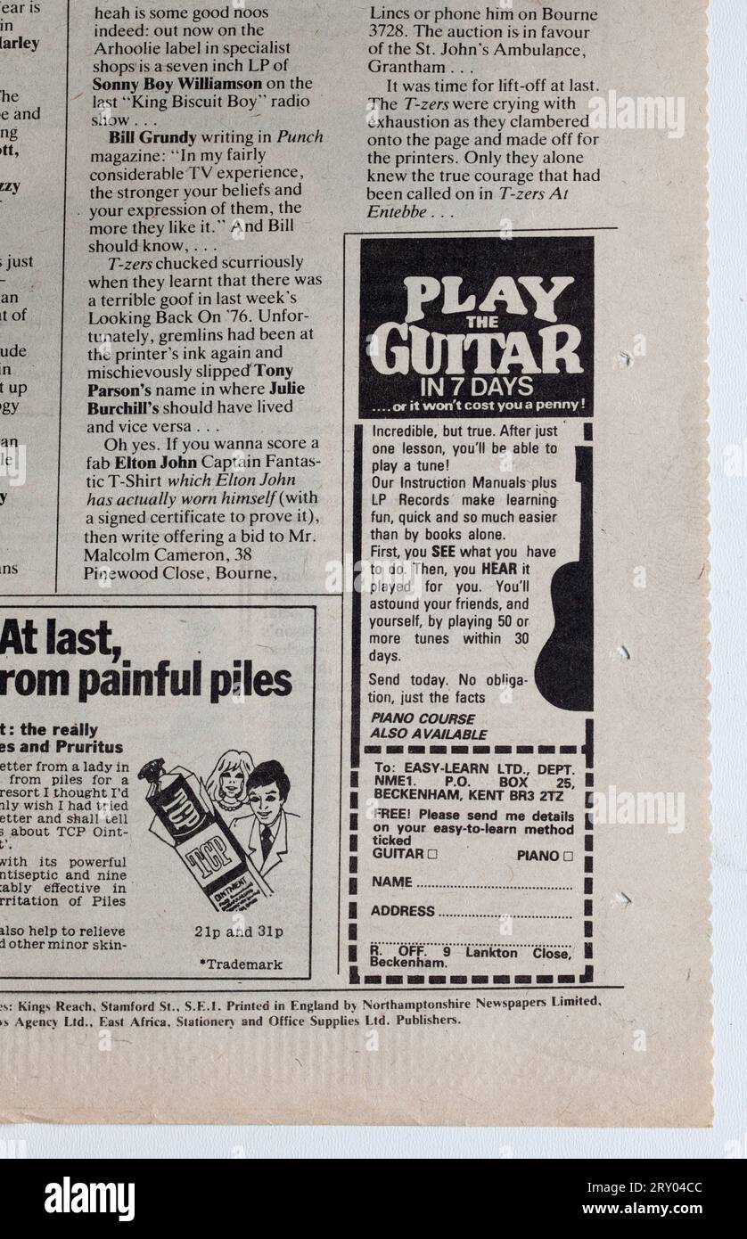 Lerne Gitarrenwerbung in New Musical Express oder NME der 1970er Jahre zu spielen Stockfoto