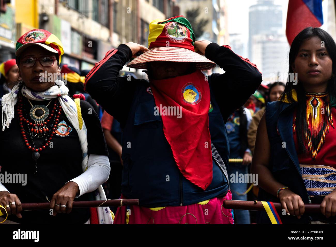 Kolumbiens indigene Wachgemeinden nehmen am 27. September 2023 Teil, als Kolumbianer zur Unterstützung der von der Regierung geplanten Sozialreformen in Bogota, Kolumbien, marschieren. Foto: Cristian Bayona/Long Visual Press Stockfoto