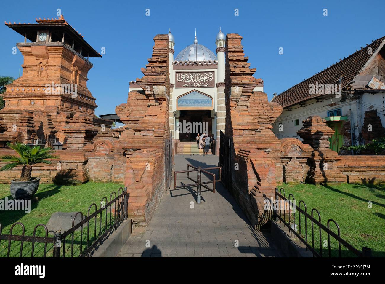 Kudus, Indonesien - 24. September 2023: Masjid Menara Kudus. Architektur der heiligen Turmmoschee Stockfoto