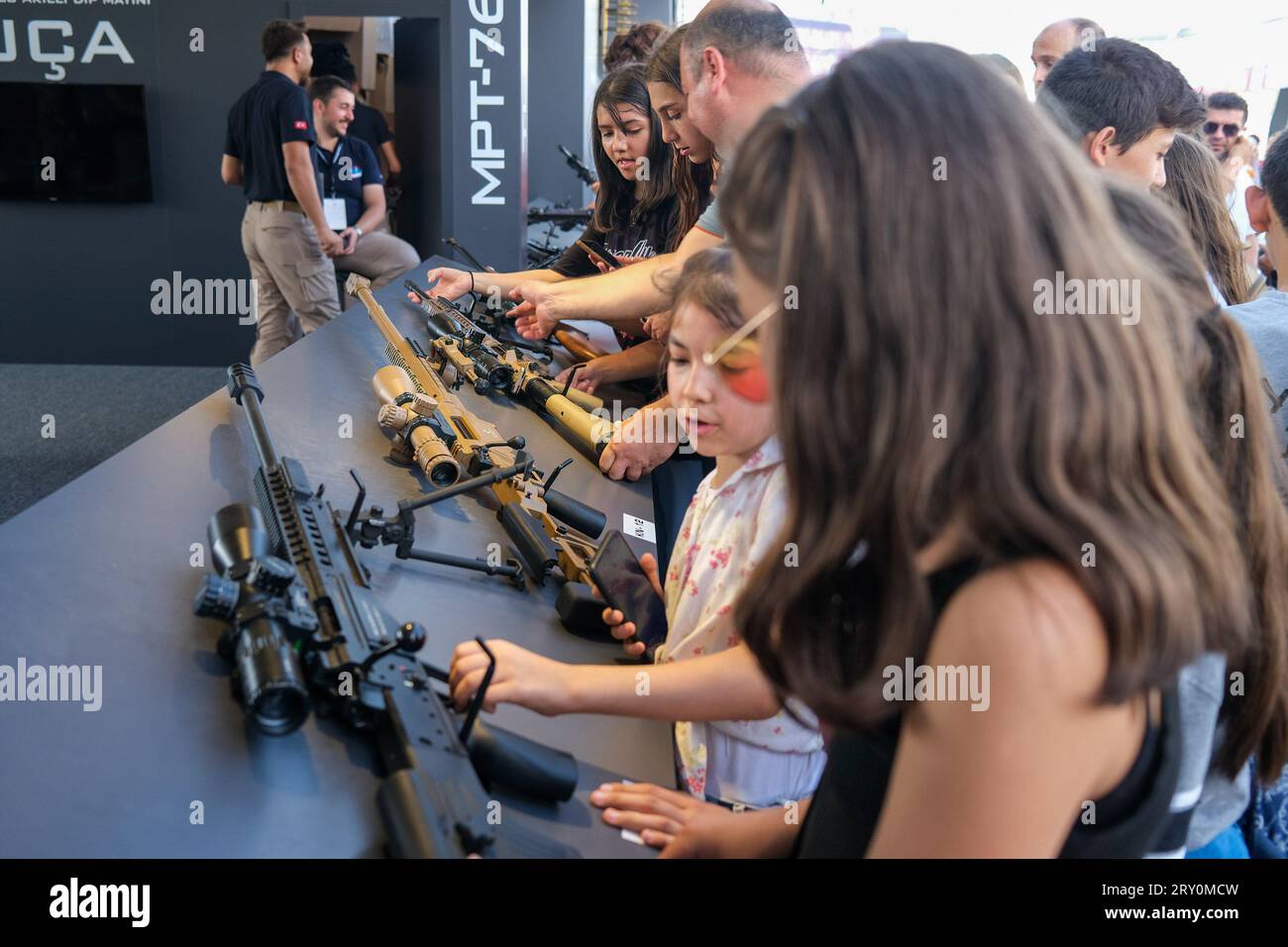 Die Menschen untersuchen Waffen. Das Teknofest (Luftfahrt-, Raumfahrt- und Technologiefestival) begann in Izmir. Vor allem Schüler aus Schulen zeigten großes Interesse an dem Festival, das am ersten Tag eine große Beteiligung erregte. Stockfoto