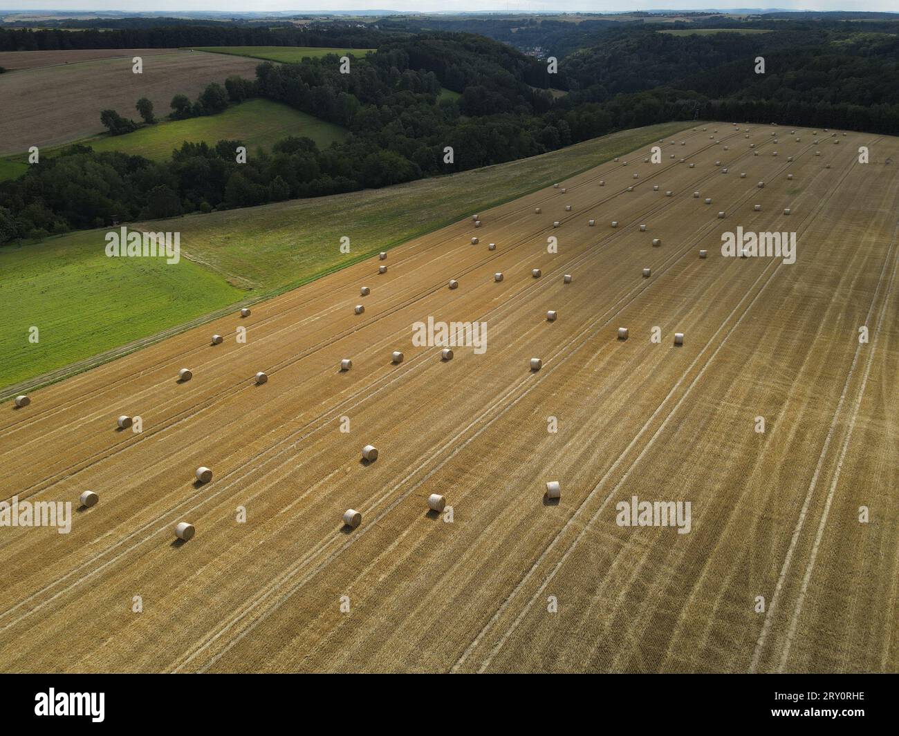 Blick von oben auf landwirtschaftliche Felder auf dem Land mit Heuballen Stockfoto