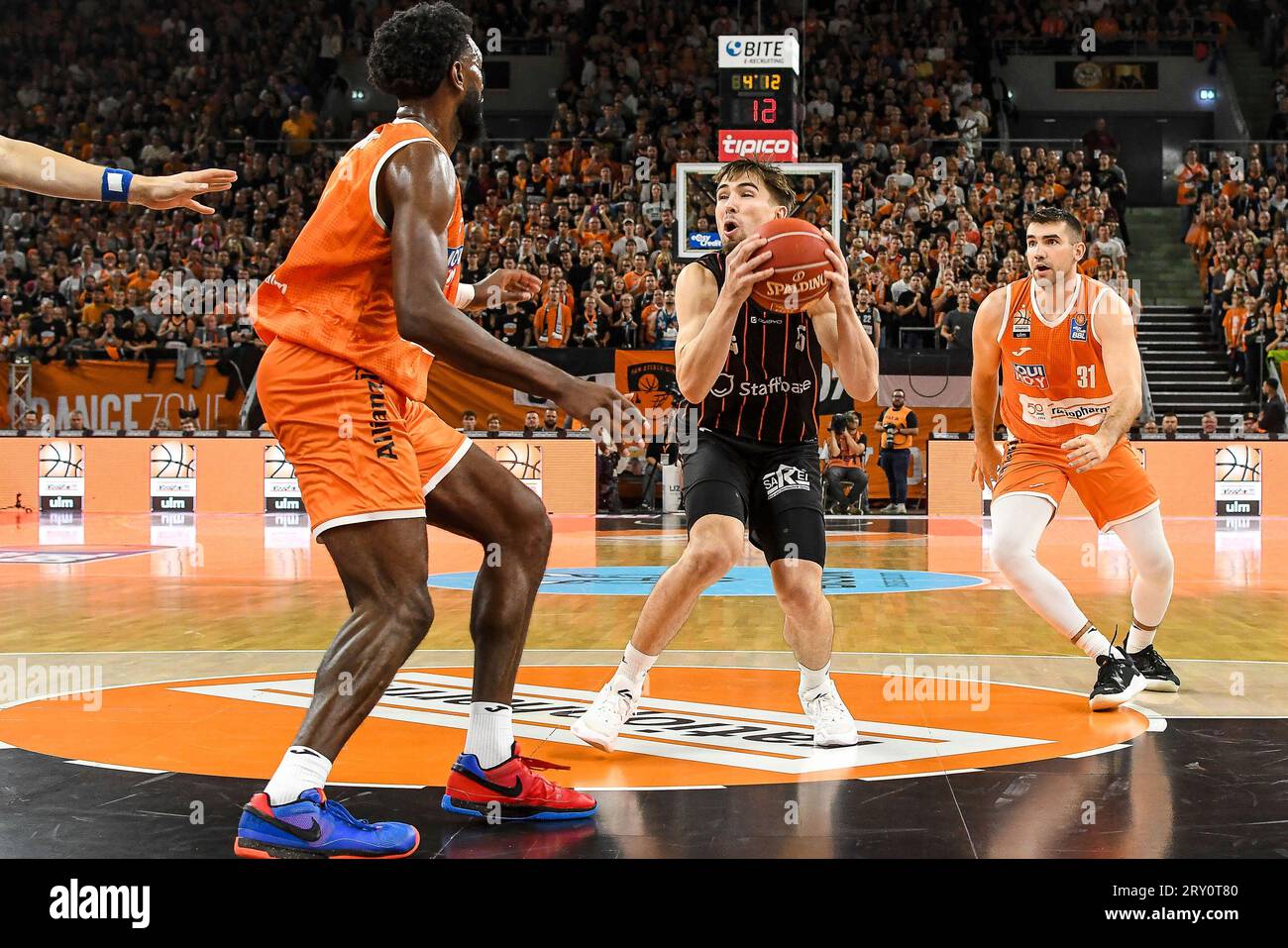 27.09.2023, ratiopharm Arena, Neu-Ulm, GER, BBL, ratiopharm Ulm vs NINERS Chemnitz, im Bild Trevion Williams (Ulm, #50), Wesley van Beck (Chemnitz, #5), Dakota Mathias (Ulm, #31) Foto ? Nordphoto GmbH / Hafner Stockfoto