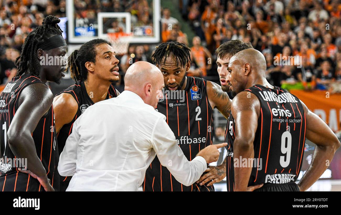 27.09.2023, ratiopharm Arena, Neu-Ulm, GER, BBL, ratiopharm Ulm vs NINERS Chemnitz, im Bild Auszeit, Rodrigo Pastore (Chemnitz) gibt Anweisungen, Aher Uguak (Chemnitz, #1), Kevin Yebo (Chemnitz, #53), Jeff Garrett (Chemnitz, #2), Wesley van Beck (Chemnitz, #5), DeAndre Lansdowne (Chemnitz, #9) Foto ? Nordphoto GmbH / Hafner Stockfoto