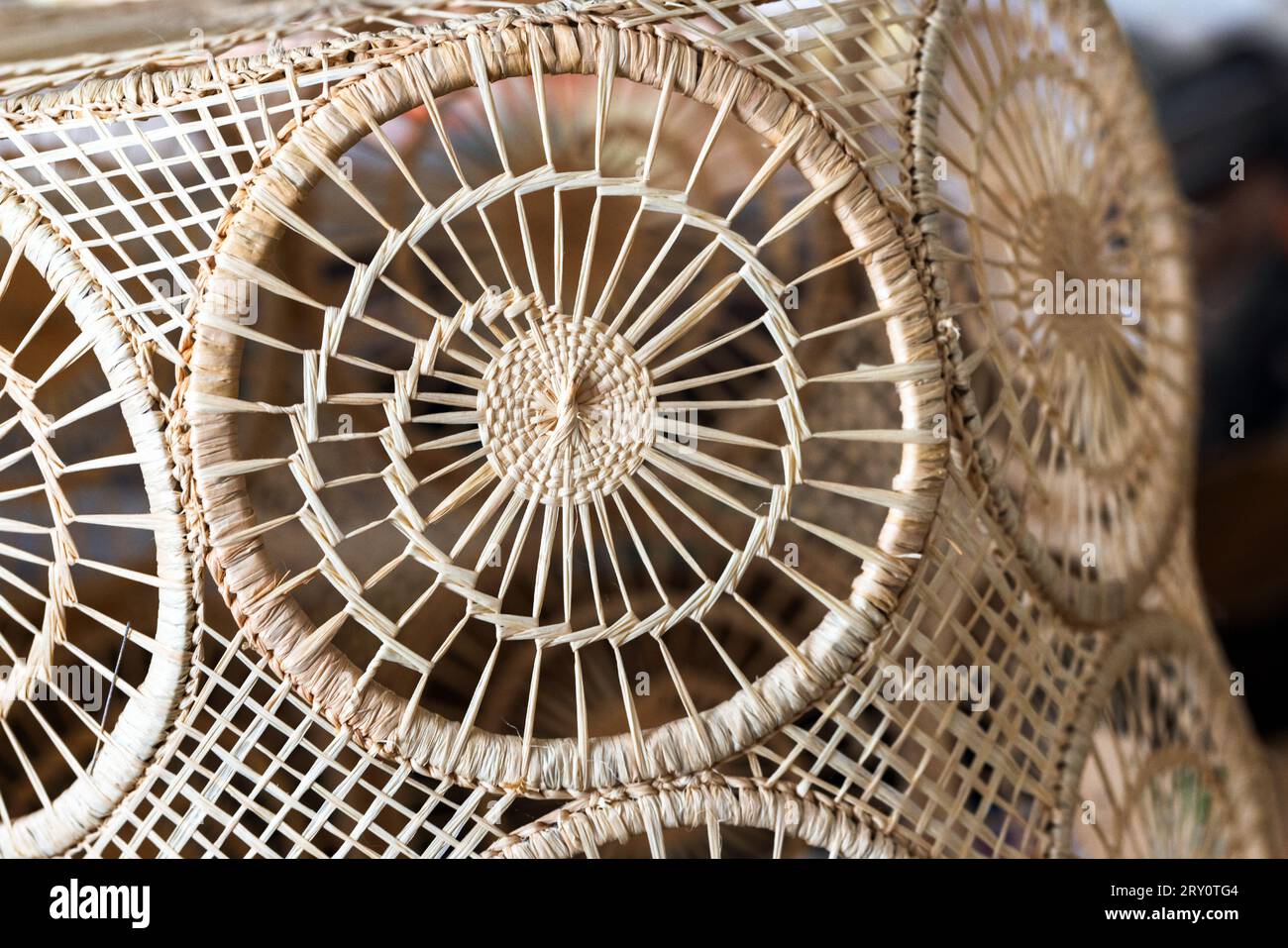 Spiralförmiges dekoratives Element eines handgefertigten Korbs, Nahaufnahme mit selektivem Fokus. Souvenirs auf den Seychellen Stockfoto