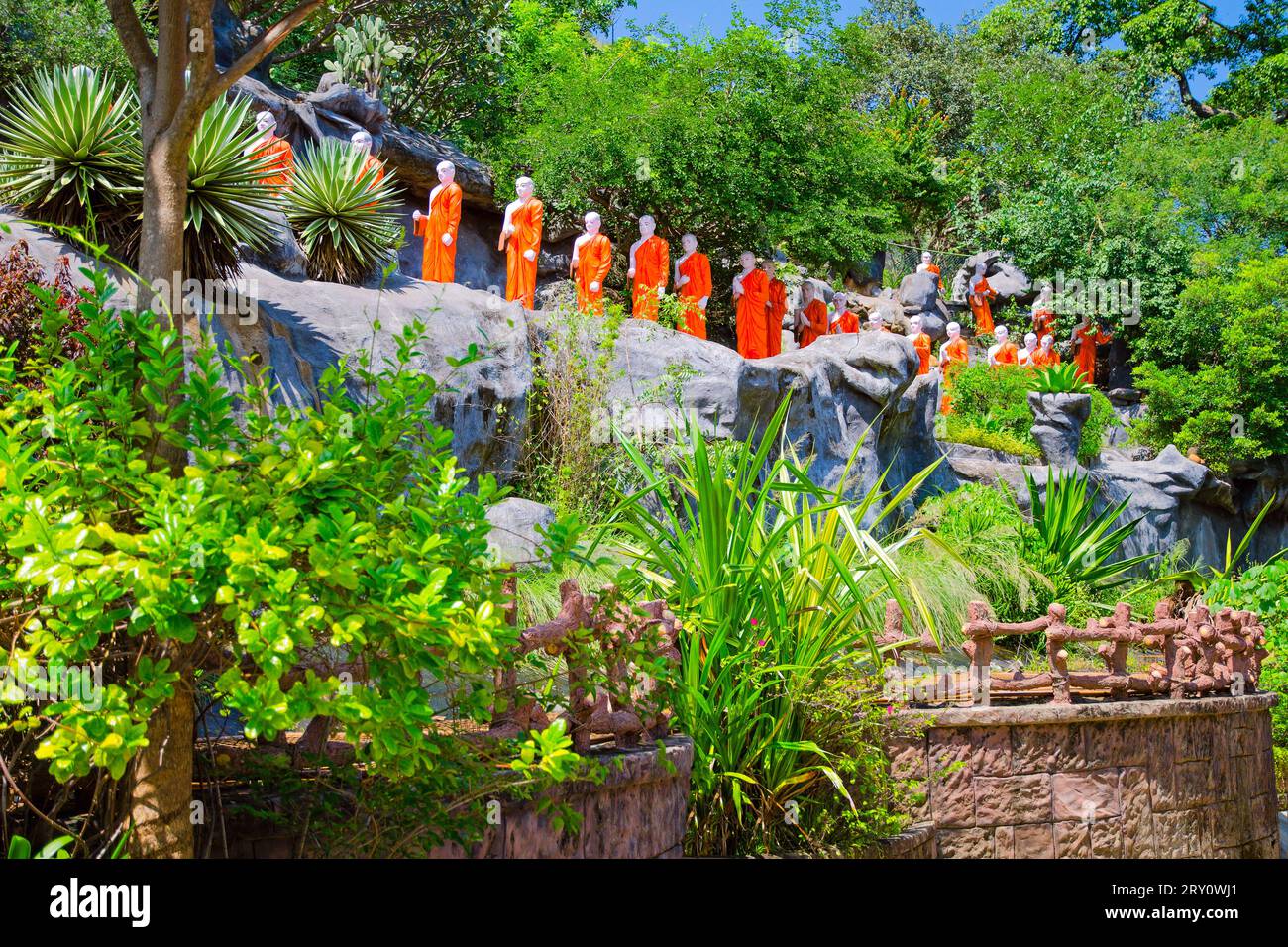 Die Schlange der Mönche im goldenen Tempel. Dambulla. Sri Lanka Stockfoto