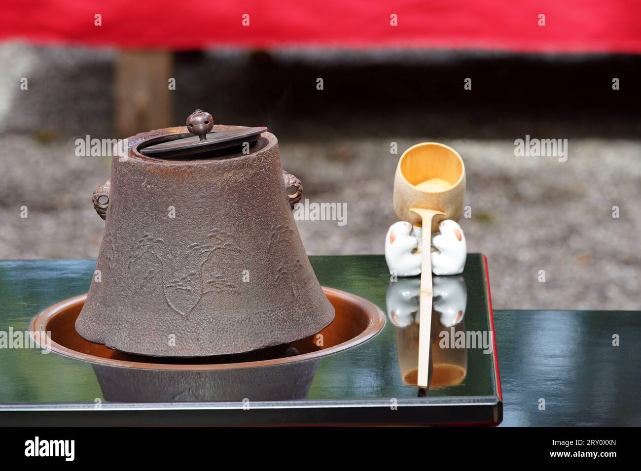 Kaffee Set für traditionellen japanischen grünen Tee Zeremonie, Bügeleisen Topf, Pfanne, im Freien Stockfoto