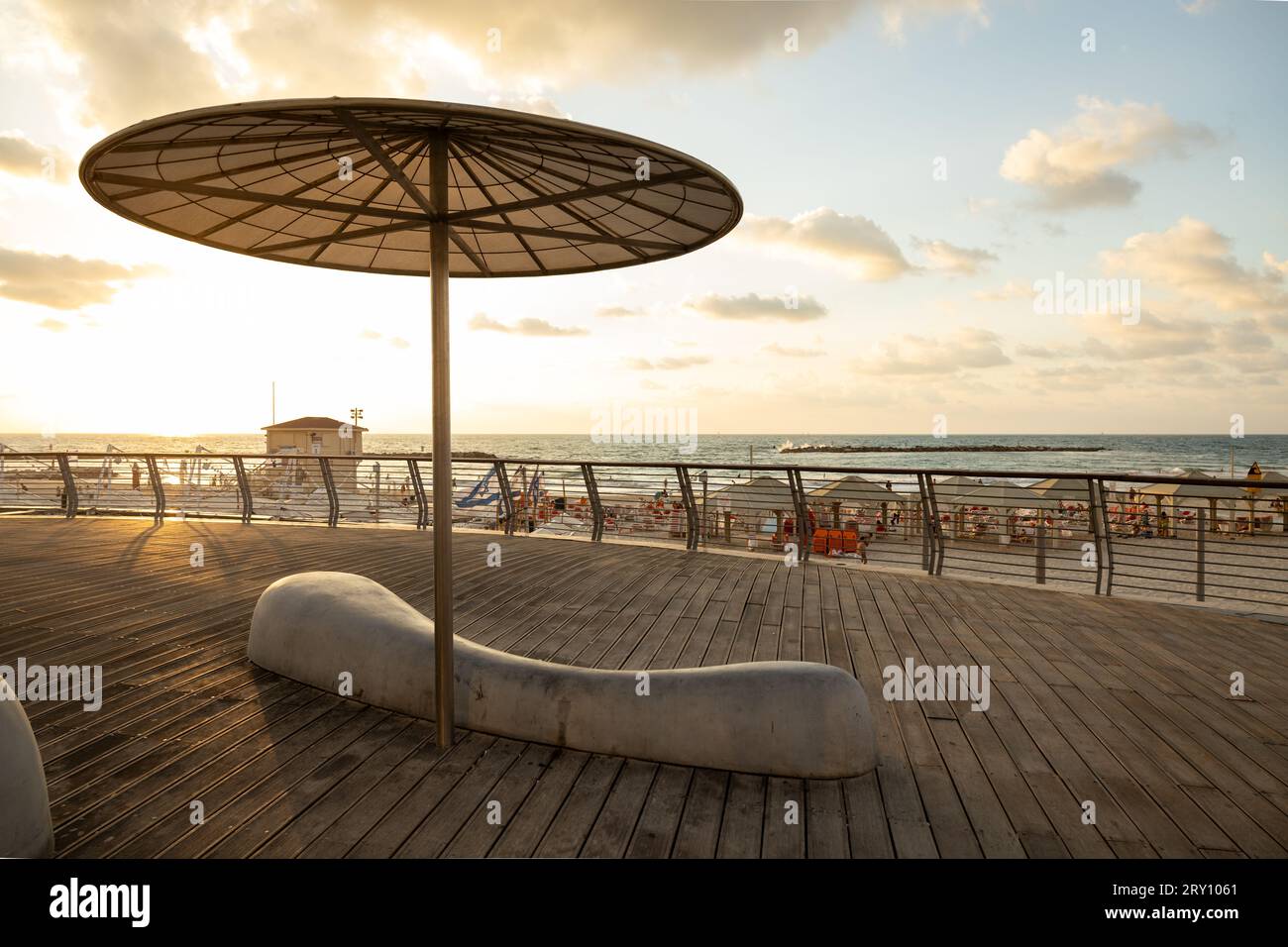 Tel Aviv Promenade mit Blick auf den Strand und das Mittelmeer, Israel. Stockfoto