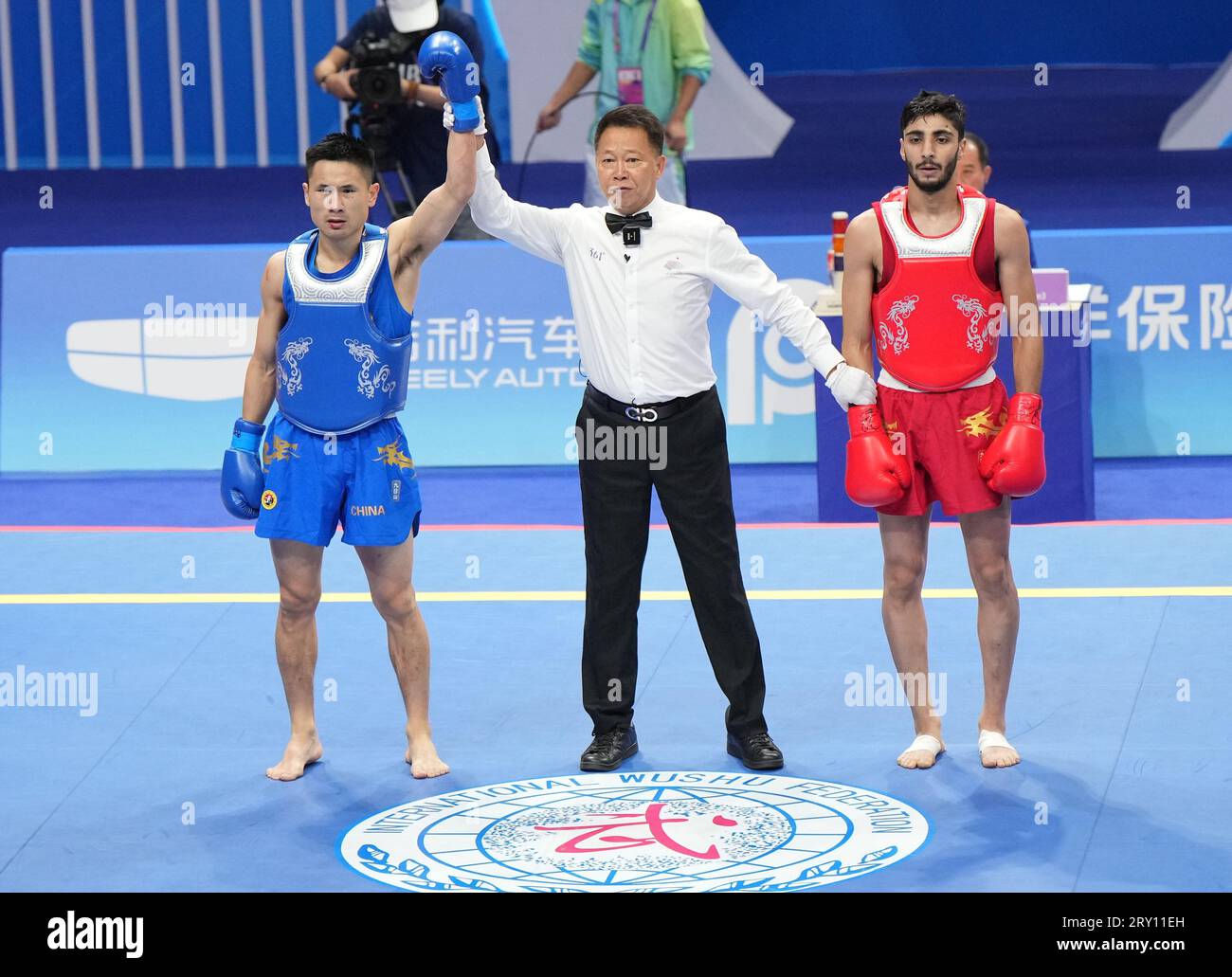 (230928) -- HANGZHOU, 28. September 2023 (Xinhua) -- Wang Xuetao (L) aus China feiert nach dem 60kg-Finale der Männer von Wushu gegen Shoja Panahigelehkolaei aus Iran bei den 19. Asienspielen in Hangzhou, ostchinesische Provinz Zhejiang, 28. September 2023. (Xinhua/Li Yibo) Stockfoto