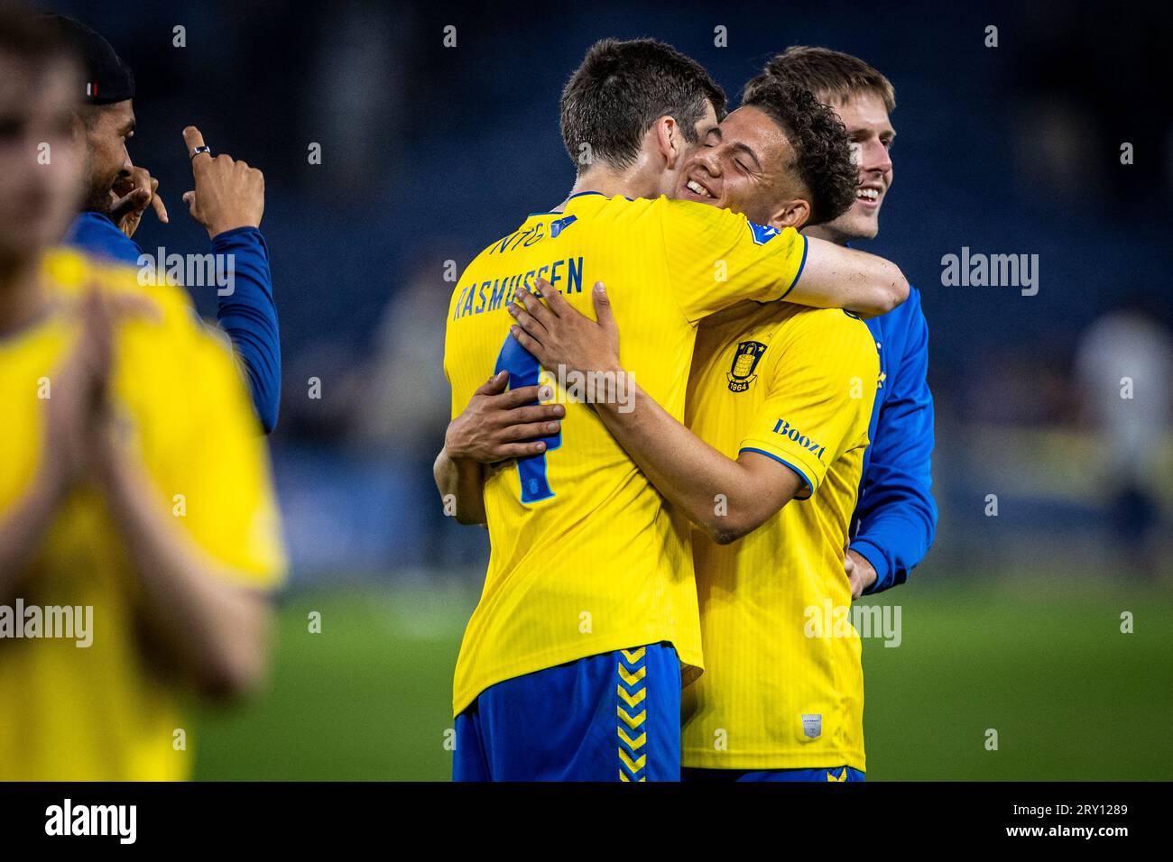 Broendby, Dänemark. 27. September 2023. Jacob Rasmussen (4) und Clement Bischoff (37) aus Broendby, WENN sie nach dem Oddset Pokalen-Spiel zwischen HIK und Broendby IF im Brondby Stadion gesehen werden. (Foto: Gonzales Photo - Teis Markfoged). Quelle: Gonzales Photo/Alamy Live News Stockfoto