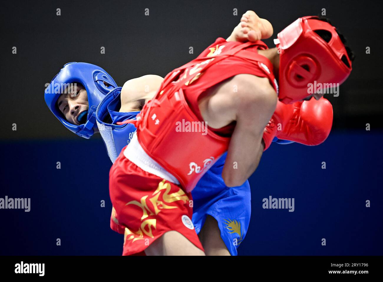(230928) -- HANGZHOU, 28. September 2023 (Xinhua) -- Wang Xuetao (L) aus China tritt gegen Shoja Panahigelehkolaei aus dem Iran während des 60 kg-Finales der Männer von Wushu bei den 19. Asienspielen in Hangzhou, Ostchinesische Provinz Zhejiang, 28. September 2023 an. (Xinhua/Jiang Han) Stockfoto