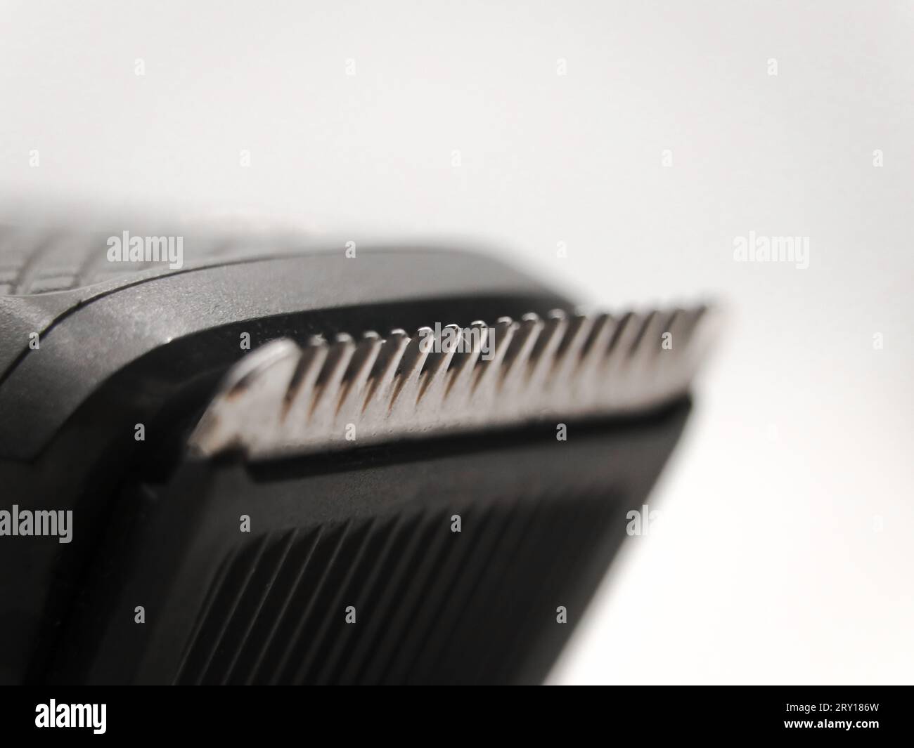 Makroaufnahme der Rasierzähne des Haarschneiders oder der Trimmerklinge, die zum Rasieren verwendet werden, isoliert auf weißem Hintergrund Stockfoto