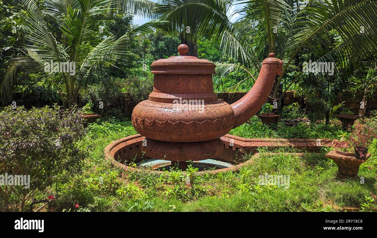 Eine riesige Skulptur aus Wassertopf, die auf roten Ziegelsteinen geschnitzt wurde, als klassische Attraktion im Garten im Freien Stockfoto