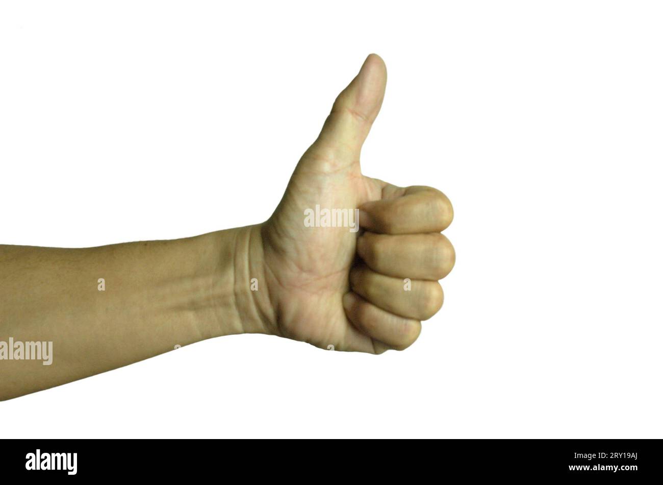 Asiatischer Mann mit Daumen-nach-oben-Geste auf weißem Hintergrund. Unterschreiben Sie die Finger. Finger „gut“ auf weißem Hintergrund und Platz zum Schreiben. Stockfoto