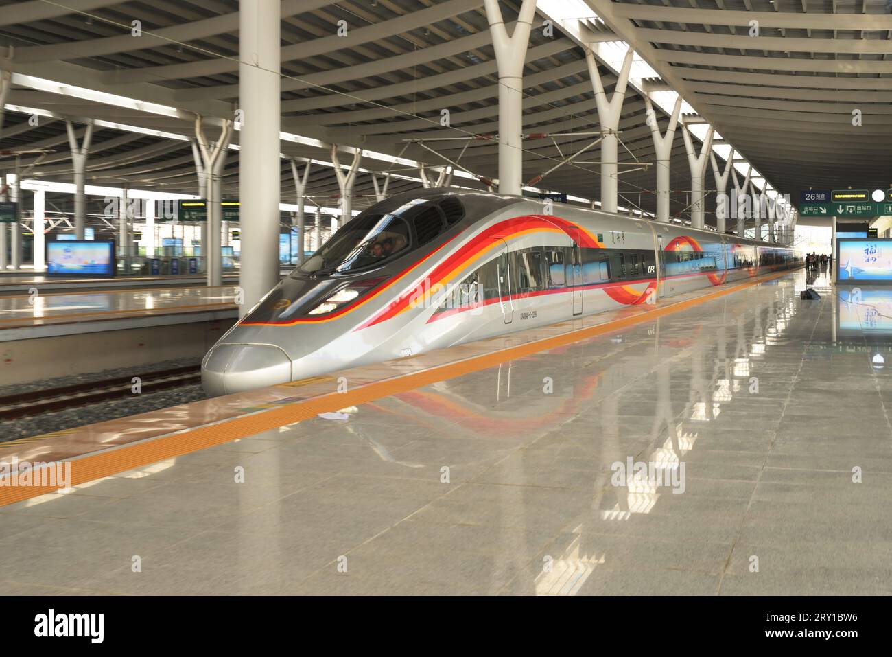 (230928) -- FUZHOU, 28. September 2023 (Xinhua) -- der Fuxing-Hochgeschwindigkeitszug G9801 fährt vom Südbahnhof Fuzhou entlang der Fuzhou-Xiamen-Zhangzhou-Hochgeschwindigkeitsbahn, südöstliche chinesische Provinz Fujian, 28. September 2023. Chinas schnellste Hochgeschwindigkeitsstrecke für den Seeverkehr nahm am Donnerstag den Betrieb auf, wobei die Züge mit einer Höchstgeschwindigkeit von 350 km/h entlang der Westküste der Straße von Taiwan verkehrten. Ein Fuxing-Hochgeschwindigkeitszug G9801 fuhr um 9:15 Uhr von Fuzhou, der Hauptstadt der südöstlichen chinesischen Provinz Fujian, ab und feierte die Eröffnung der 277 km langen Hochgeschwindigkeitsbahn Fuzhou-Xiamen-Zhangzhou. Das gehört China Stockfoto