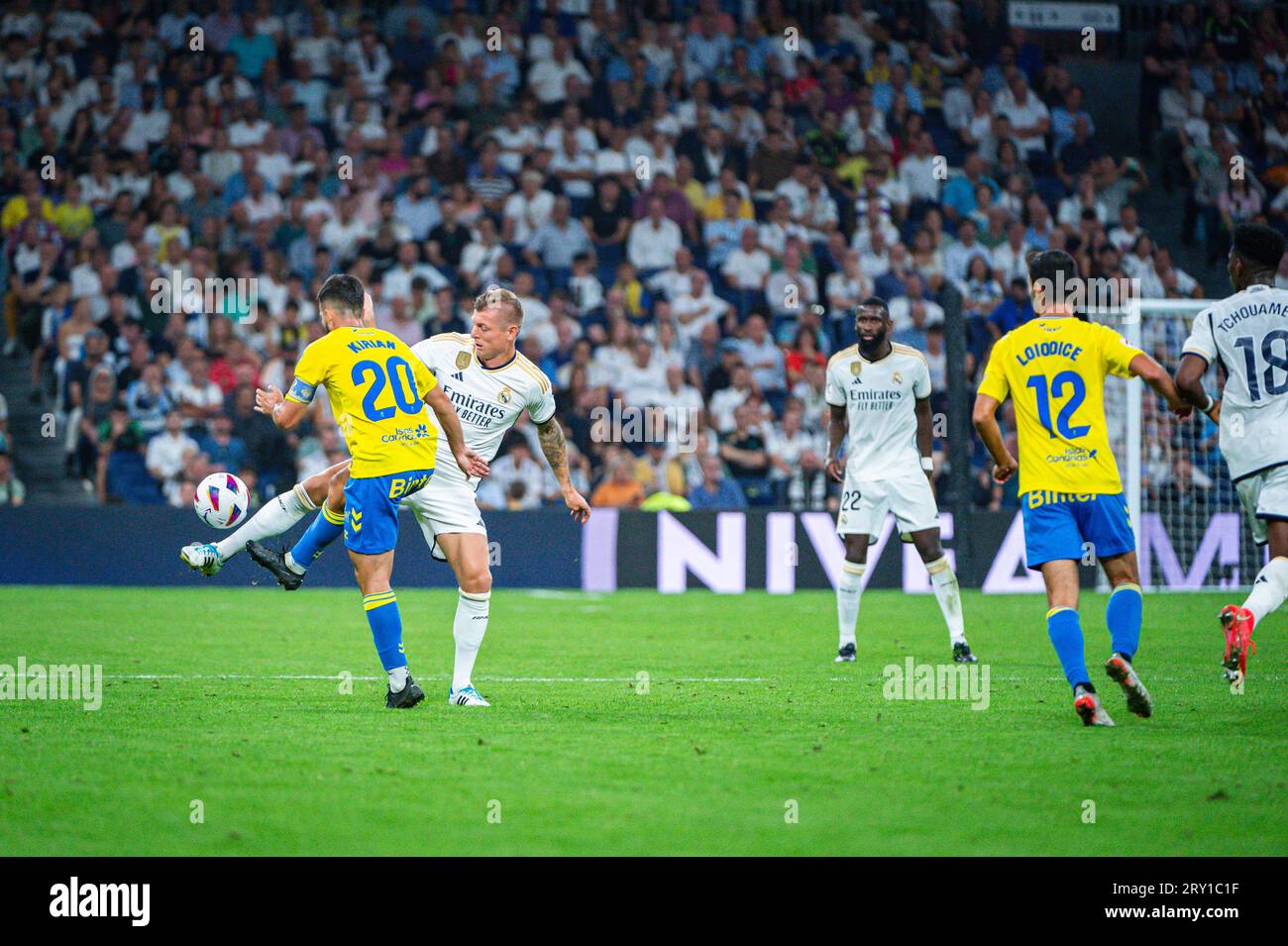 Toni Kroos (Real Madrid) (R) im Kampf gegen Kirian Rodriguez (Las Palmas) (L) während des Fußballspiels der spanischen Meisterschaft La Liga EA Sports zwischen Real Madrid gegen Las Palmas im Bernabeu Stadion. Real Madrid 2 : 0 Las Palmas (Foto: Alberto Gardin/SOPA Images/SIPA USA) Stockfoto