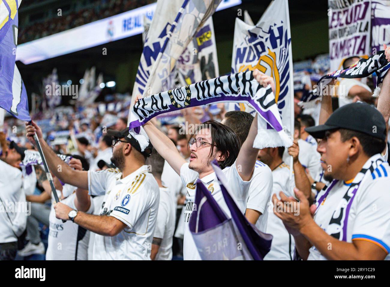 Real Madrid-Fans feiern den Sieg am Ende des Fußballspiels der spanischen Meisterschaft La Liga EA Sports zwischen Real Madrid und Las Palmas, das im Bernabeu-Stadion ausgetragen wurde. Real Madrid 2 : 0 Las Palmas (Foto: Alberto Gardin/SOPA Images/SIPA USA) Credit: SIPA USA/Alamy Live News Stockfoto