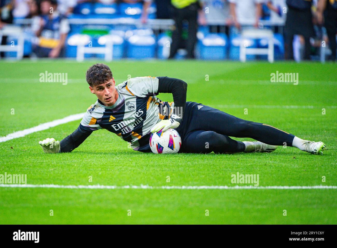 Kepa Arrizabalaga (Real Madrid) erwärmen sich vor dem Fußballspiel der spanischen Meisterschaft La Liga EA Sports zwischen Real Madrid und Las Palmas im Bernabeu Stadion. Real Madrid 2 : 0 Las Palmas (Foto: Alberto Gardin/SOPA Images/SIPA USA) Credit: SIPA USA/Alamy Live News Stockfoto