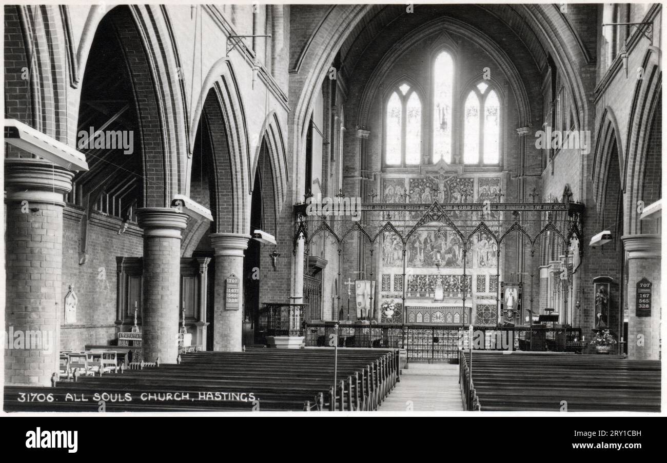 Bildpostkarte aus dem 19. Jahrhundert des Inneren der All Souls Church, Hastings, East Sussex, um 1900. Die Kirche wurde von Sir Arthur Blomfield entworfen. Der Bau begann 1890 und wurde 1891 eingeweiht. Die Kirche wurde 2008 für überflüssig erklärt. Es ist ein denkmalgeschütztes Gebäude der Klasse II. Stockfoto